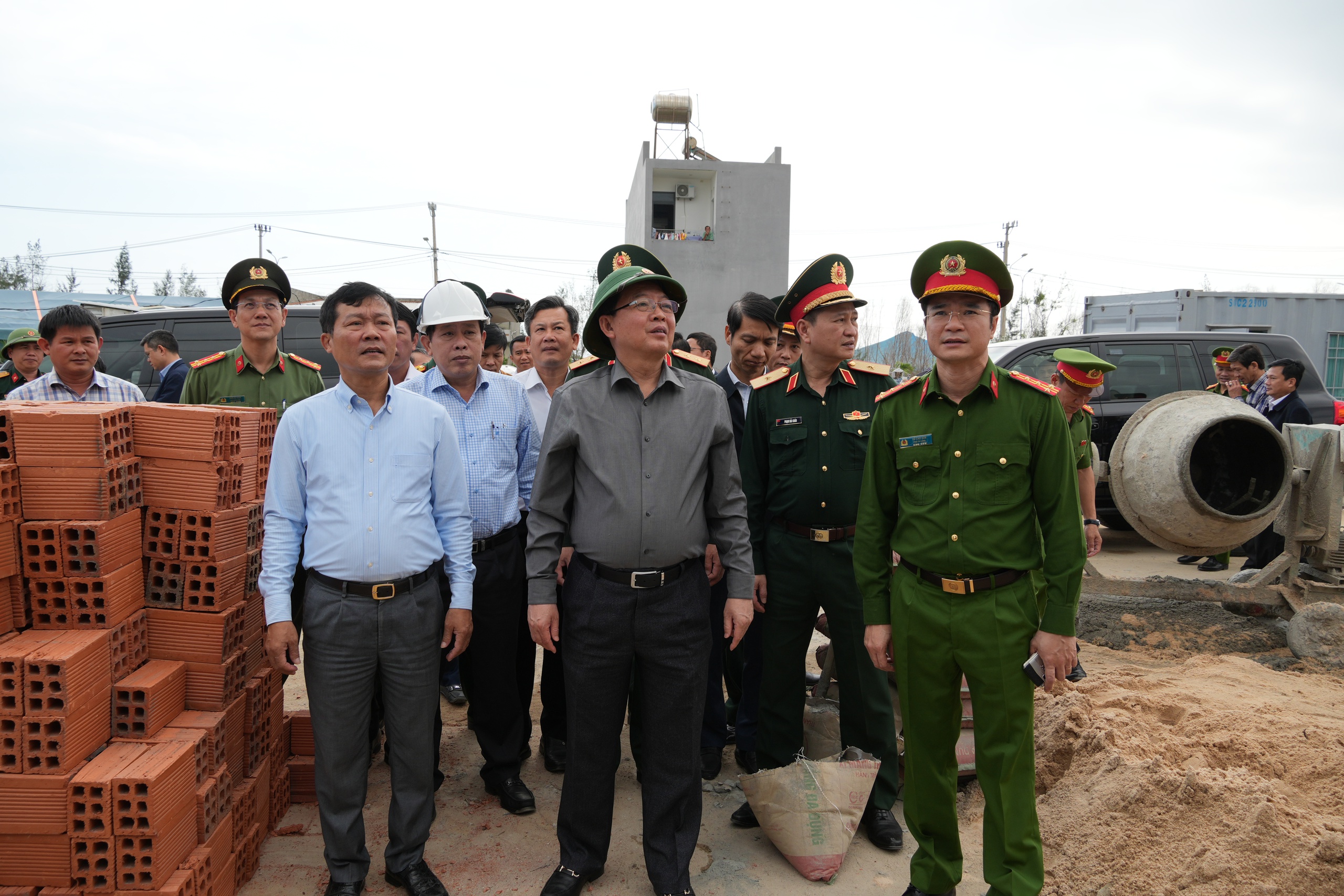 Ph&oacute; Thủ tướng Hồ Quốc Dũng: Thần tốc hơn nữa, ho&agrave;n th&agrave;nh nh&agrave; cho d&acirc;n trước Tết- Ảnh 3.