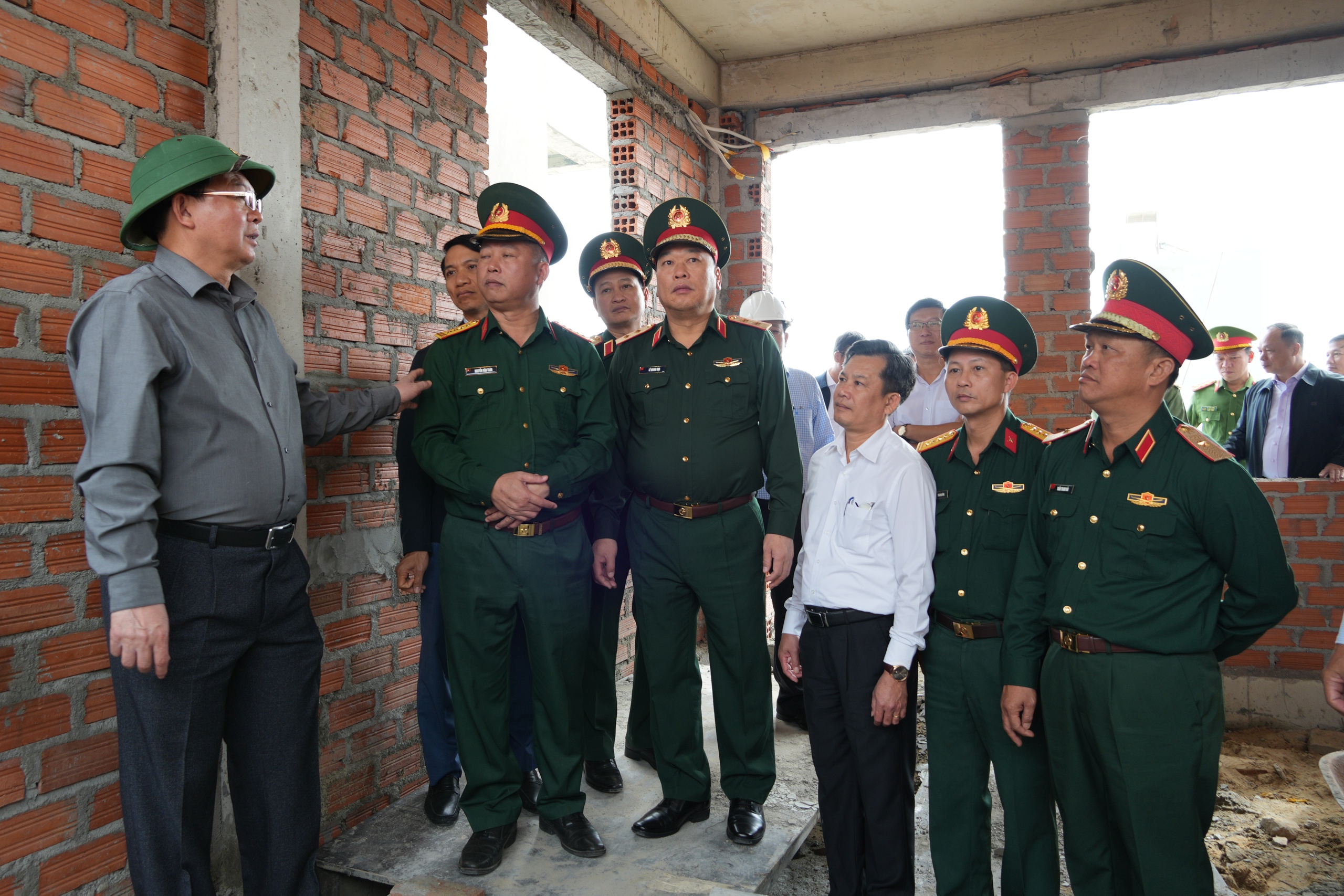 Ph&oacute; Thủ tướng Hồ Quốc Dũng: Thần tốc hơn nữa, ho&agrave;n th&agrave;nh nh&agrave; cho d&acirc;n trước Tết- Ảnh 4.