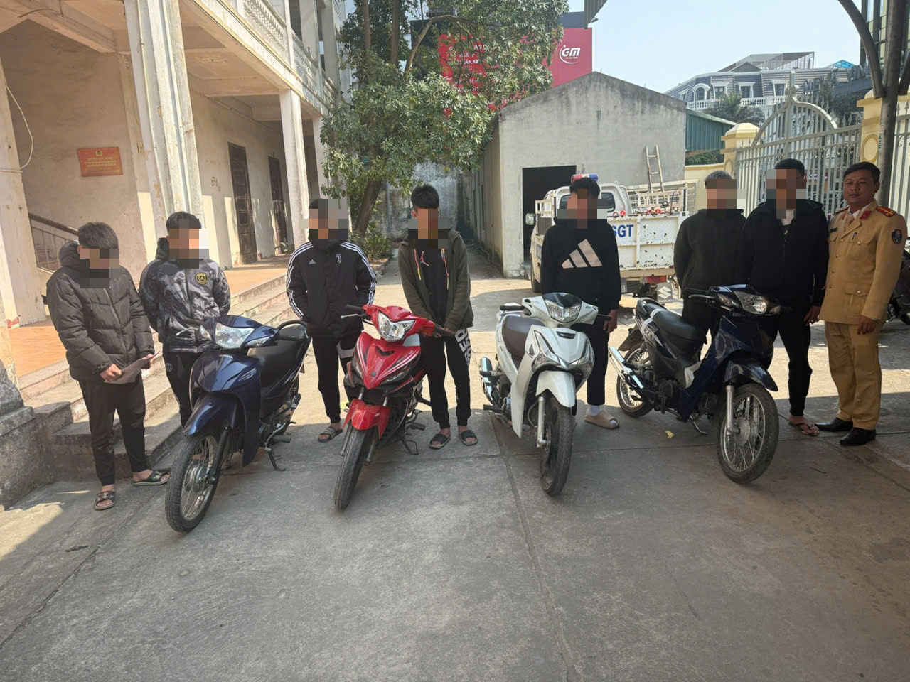 CSGT Thanh H&oacute;a ghi h&igrave;nh, xử l&yacute; nh&oacute;m "qu&aacute;i xế" lạng l&aacute;ch, đ&aacute;nh v&otilde;ng tr&ecirc;n phố- Ảnh 1.