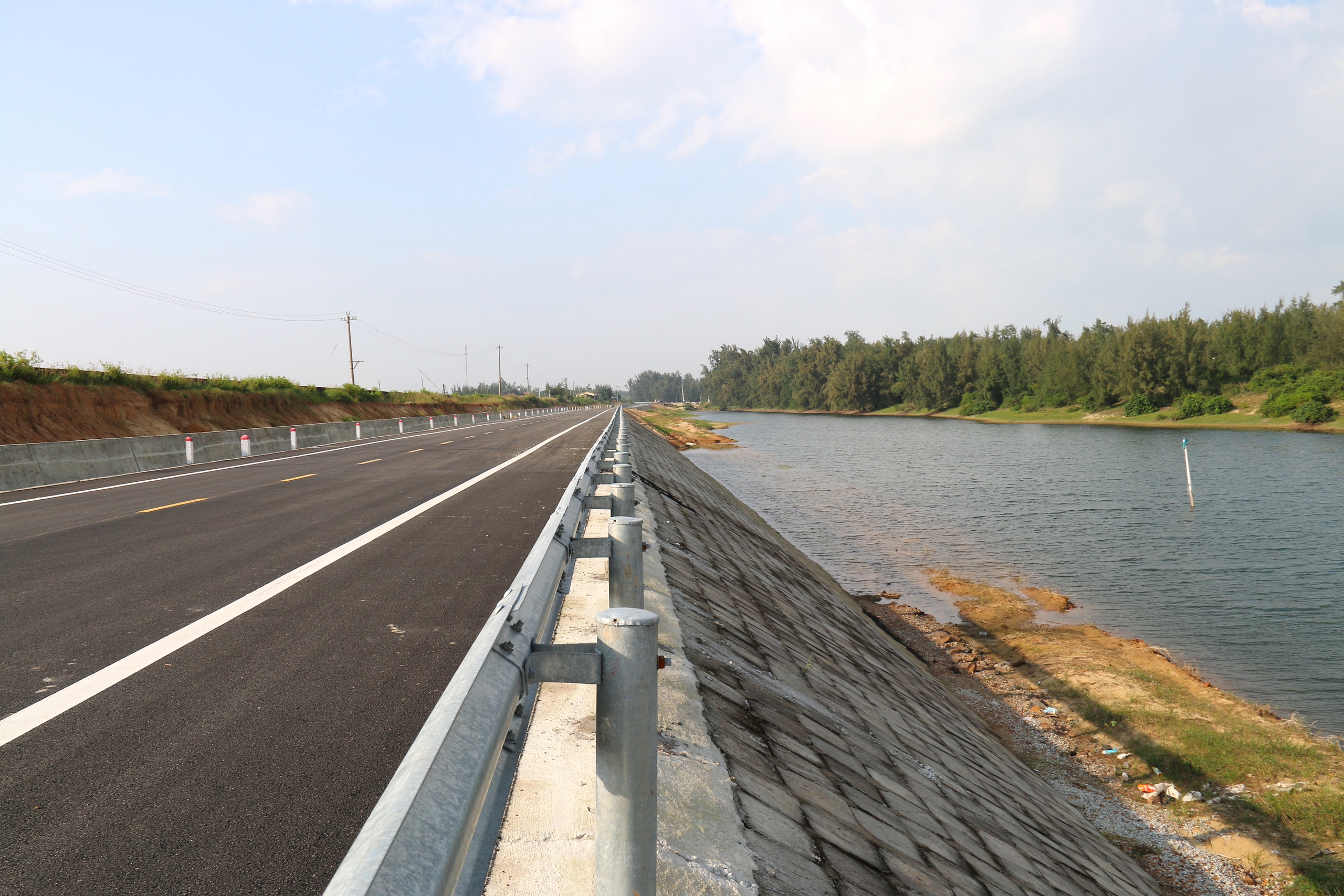 Ngắm đoạn đường ven biển 152 tỷ đồng sắp th&ocirc;ng xe ở Quảng Ng&atilde;i- Ảnh 13.