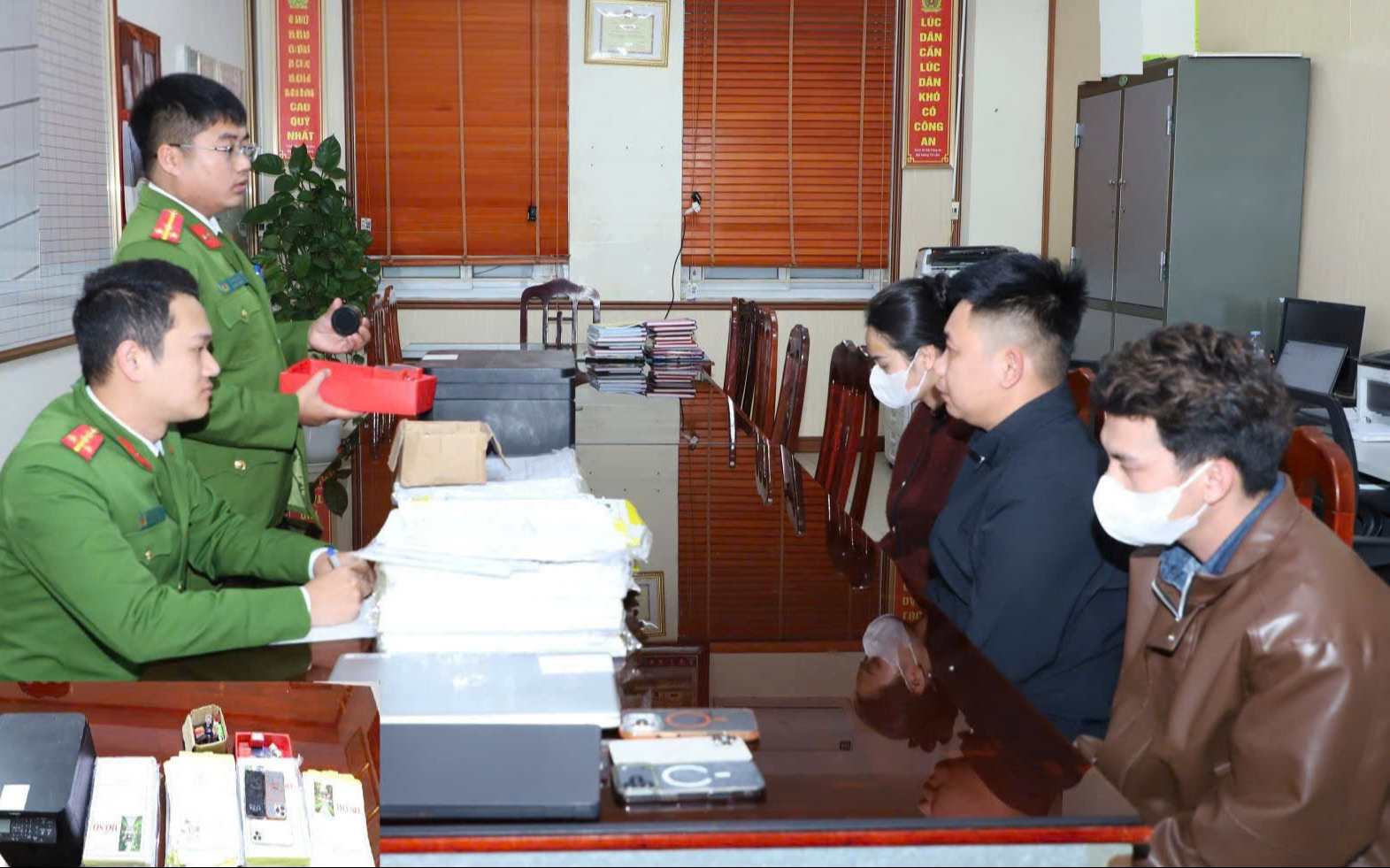 Ninh B&igrave;nh: Ph&aacute;t hiện đường d&acirc;y l&agrave;m giả hồ sơ tuyển dụng, tạm giữ ba đối tượng- Ảnh 1.