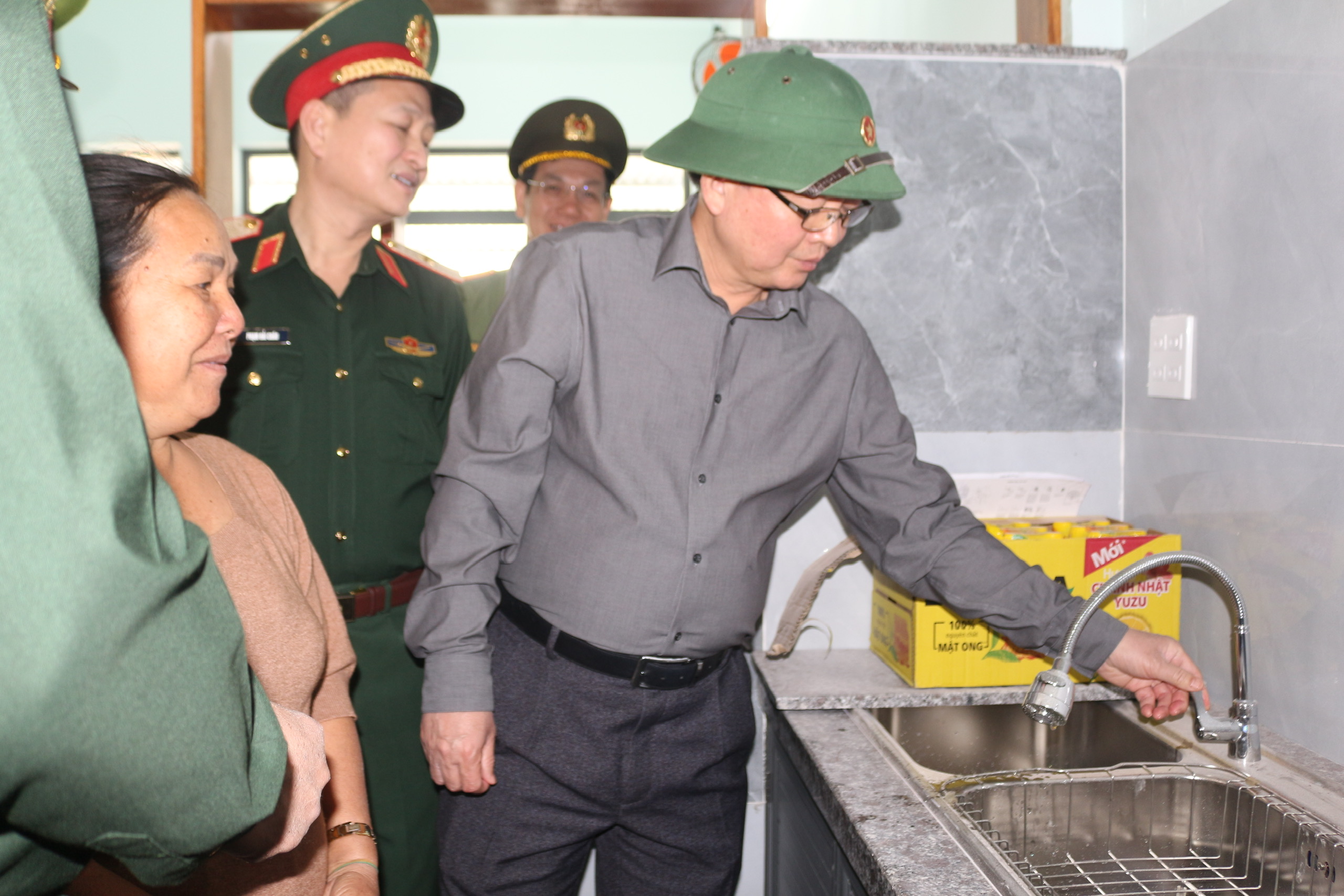 Ph&oacute; Thủ tướng Hồ Quốc Dũng kiểm tra "chiến dịch Quang Trung" tại Gia Lai- Ảnh 8.