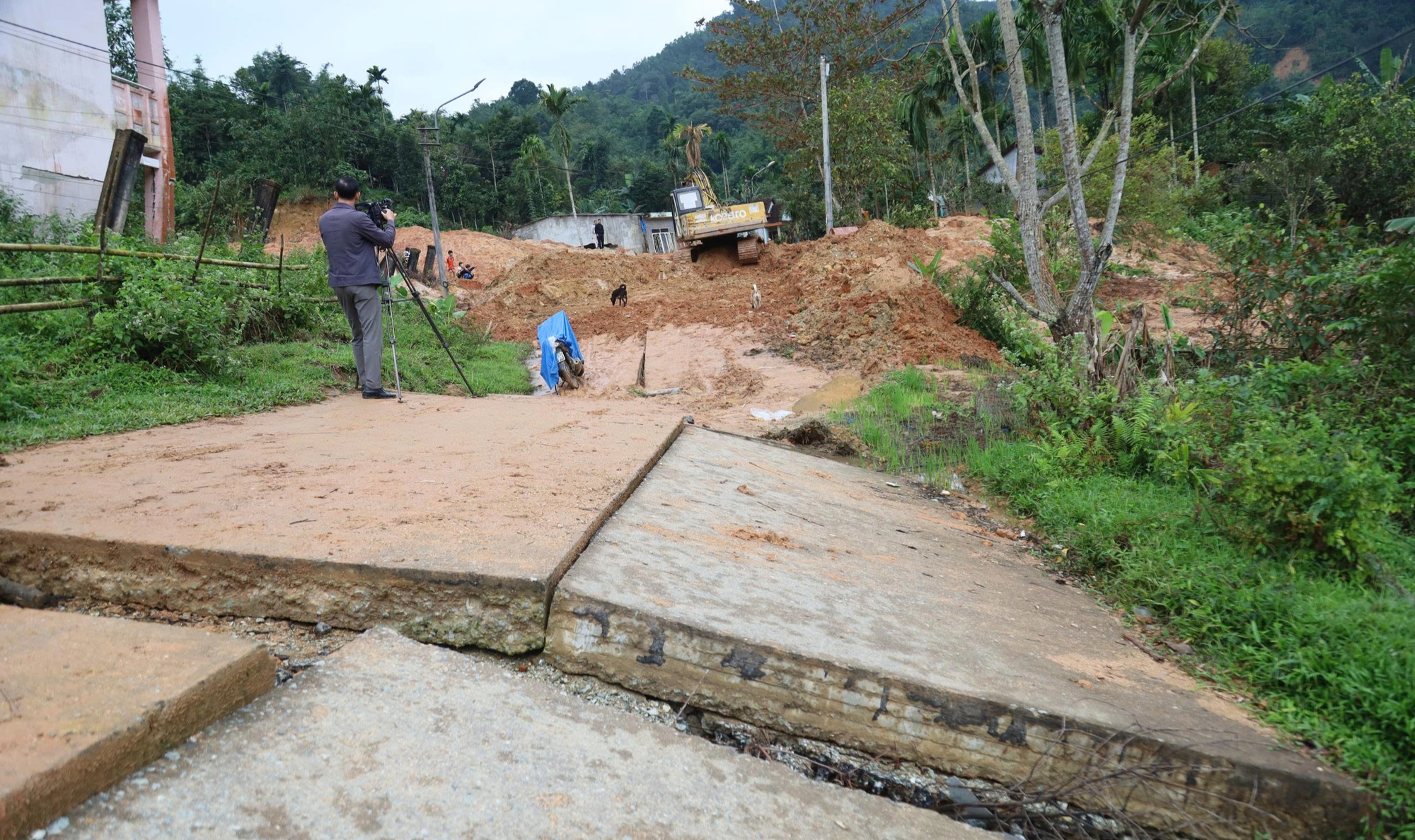 Quảng Ng&atilde;i: Nỗ lực khắc phục sạt lở để người d&acirc;n đi lại ng&agrave;y Tết an to&agrave;n- Ảnh 10.