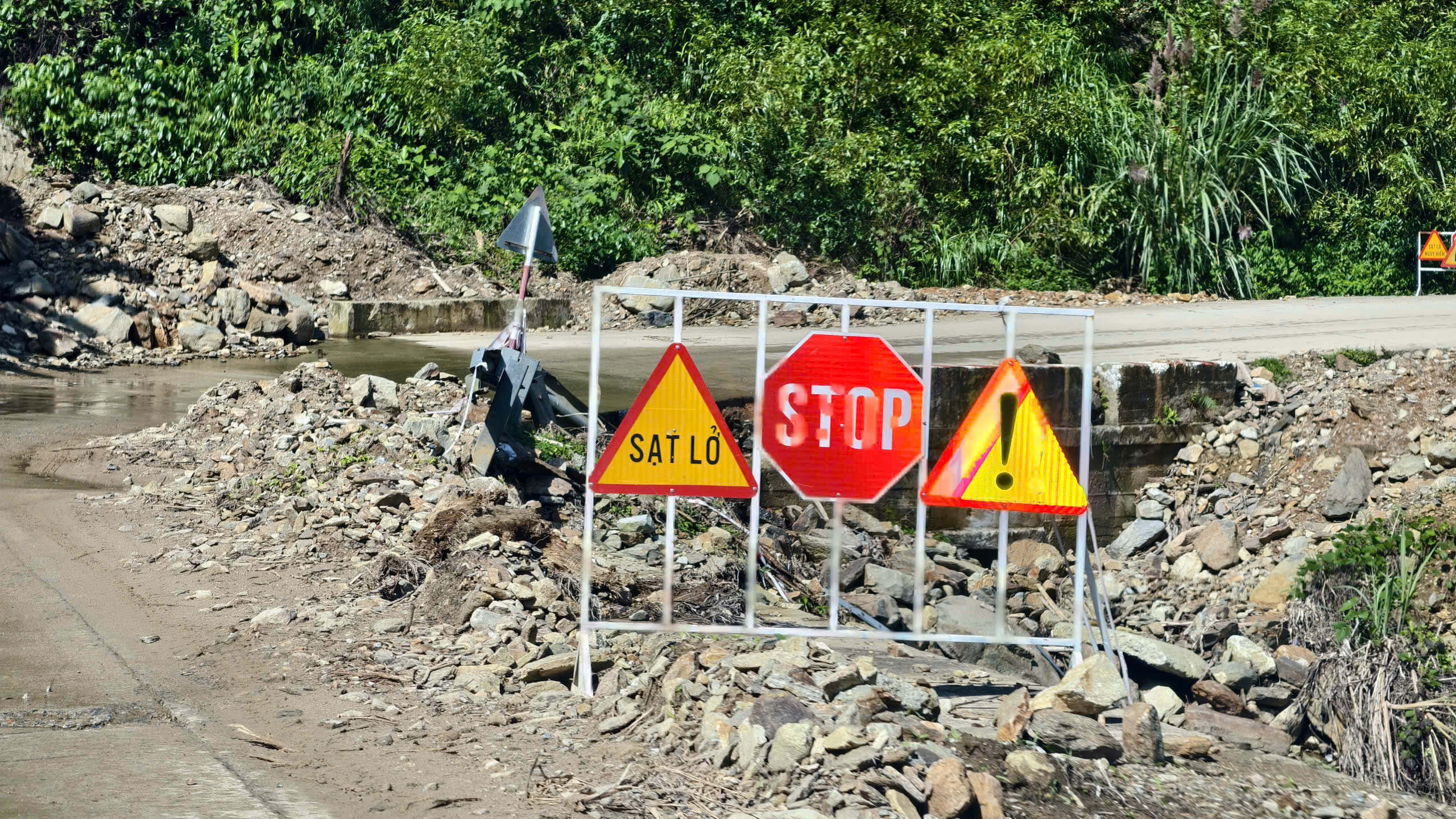 Quảng Ng&atilde;i: Nỗ lực khắc phục sạt lở để người d&acirc;n đi lại ng&agrave;y Tết an to&agrave;n- Ảnh 2.