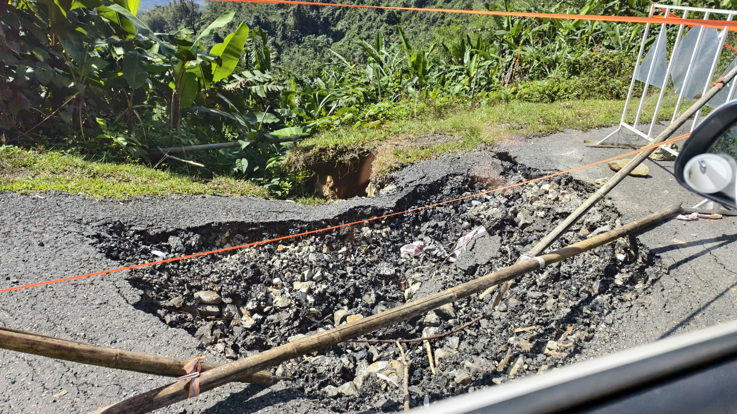 Quảng Ng&atilde;i: Nỗ lực khắc phục sạt lở để người d&acirc;n đi lại ng&agrave;y Tết an to&agrave;n- Ảnh 6.