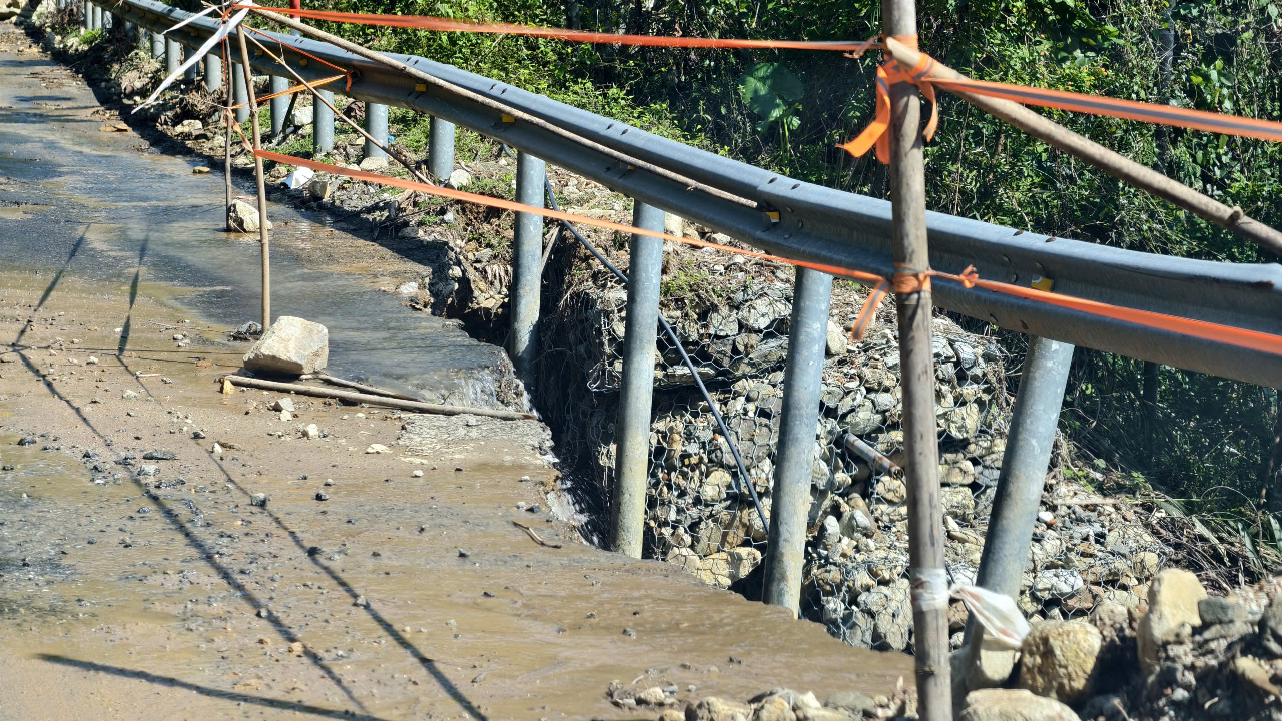 Quảng Ng&atilde;i: Nỗ lực khắc phục sạt lở để người d&acirc;n đi lại ng&agrave;y Tết an to&agrave;n- Ảnh 7.