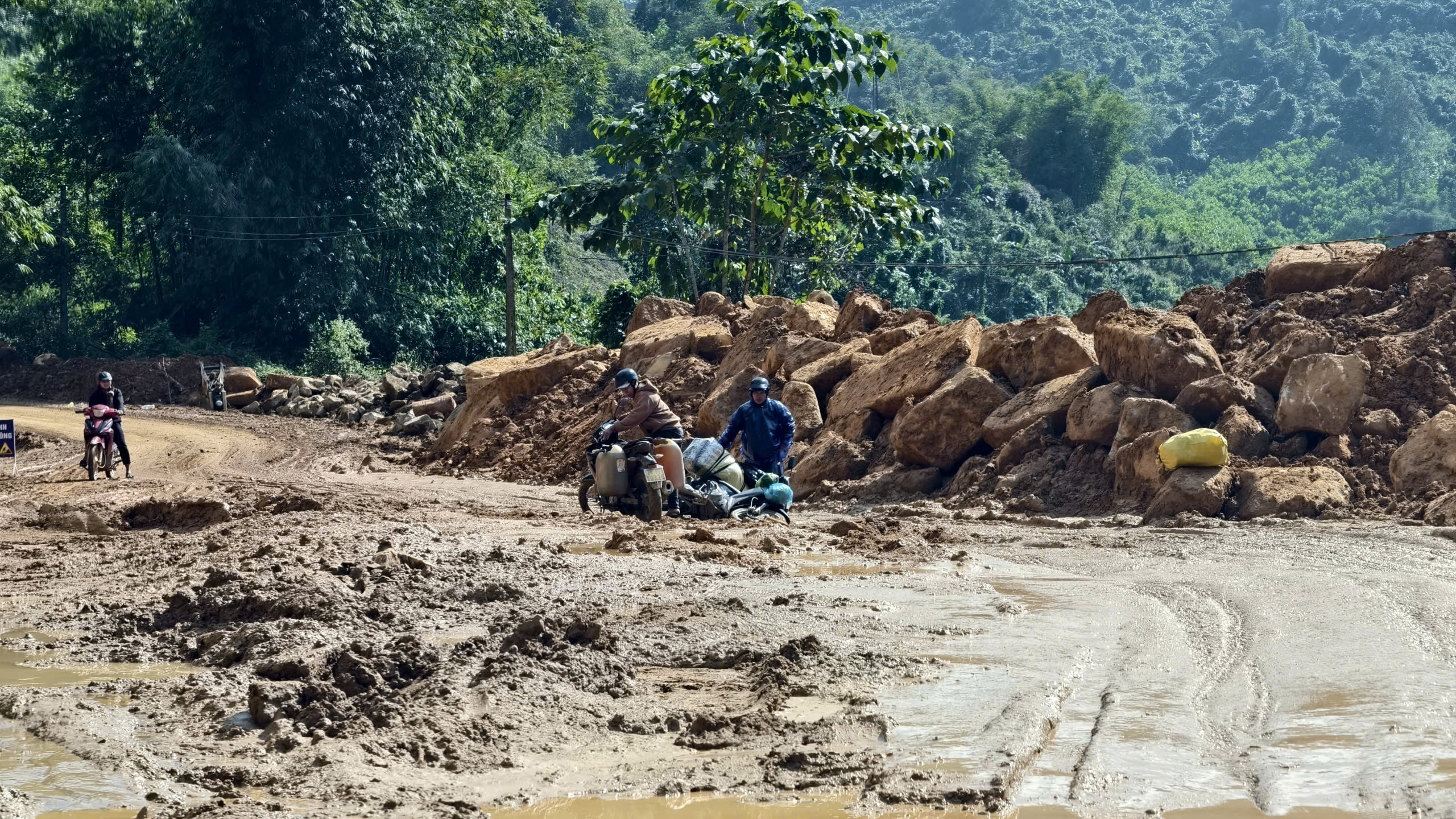 Quảng Ng&atilde;i: Nỗ lực khắc phục sạt lở để người d&acirc;n đi lại ng&agrave;y Tết an to&agrave;n- Ảnh 3.