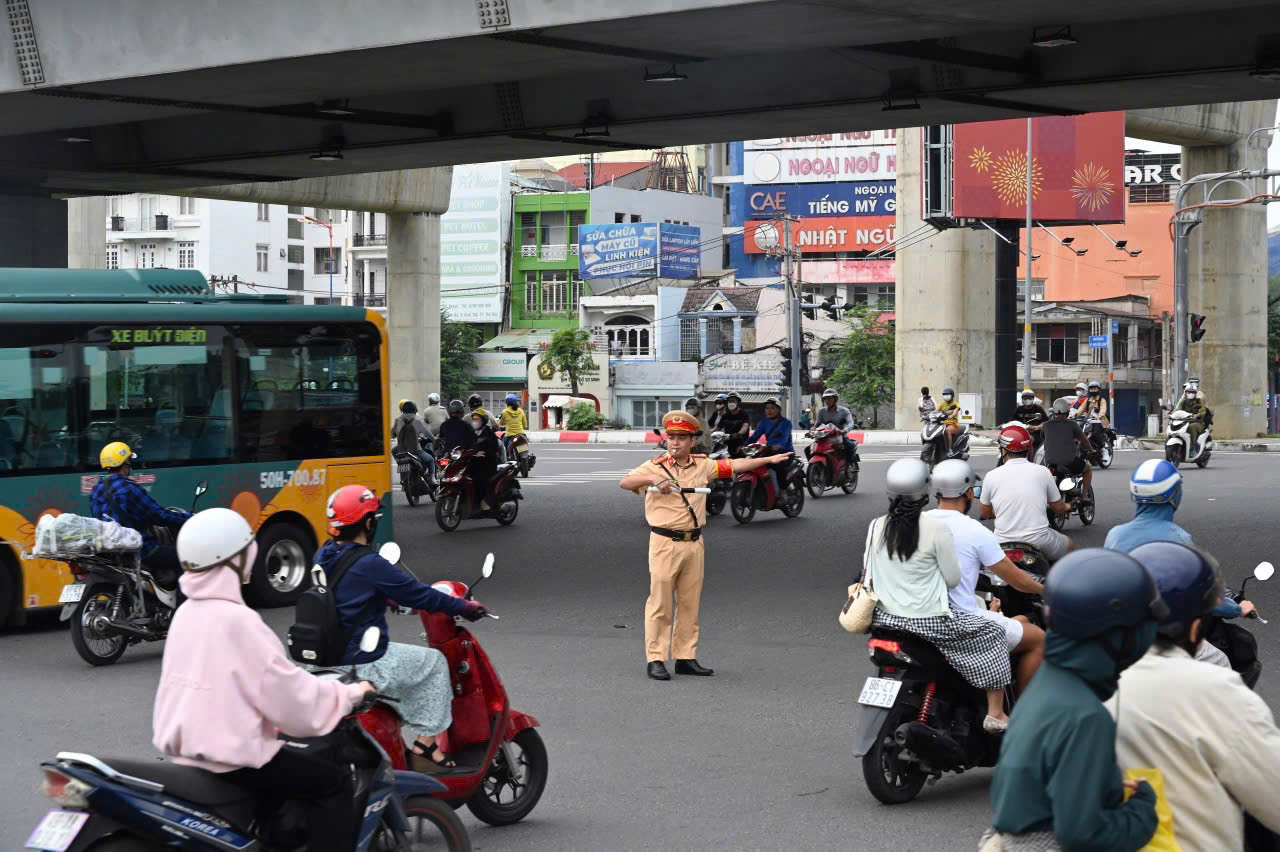 Hơn nửa tháng, 30 người chết vì TNGT: TP.HCM siết chặt địa bàn trọng điểm- Ảnh 1. Hơn nửa tháng, 30 người chết vì TNGT: TP.HCM siết chặt địa bàn trọng điểm- Ảnh 1.