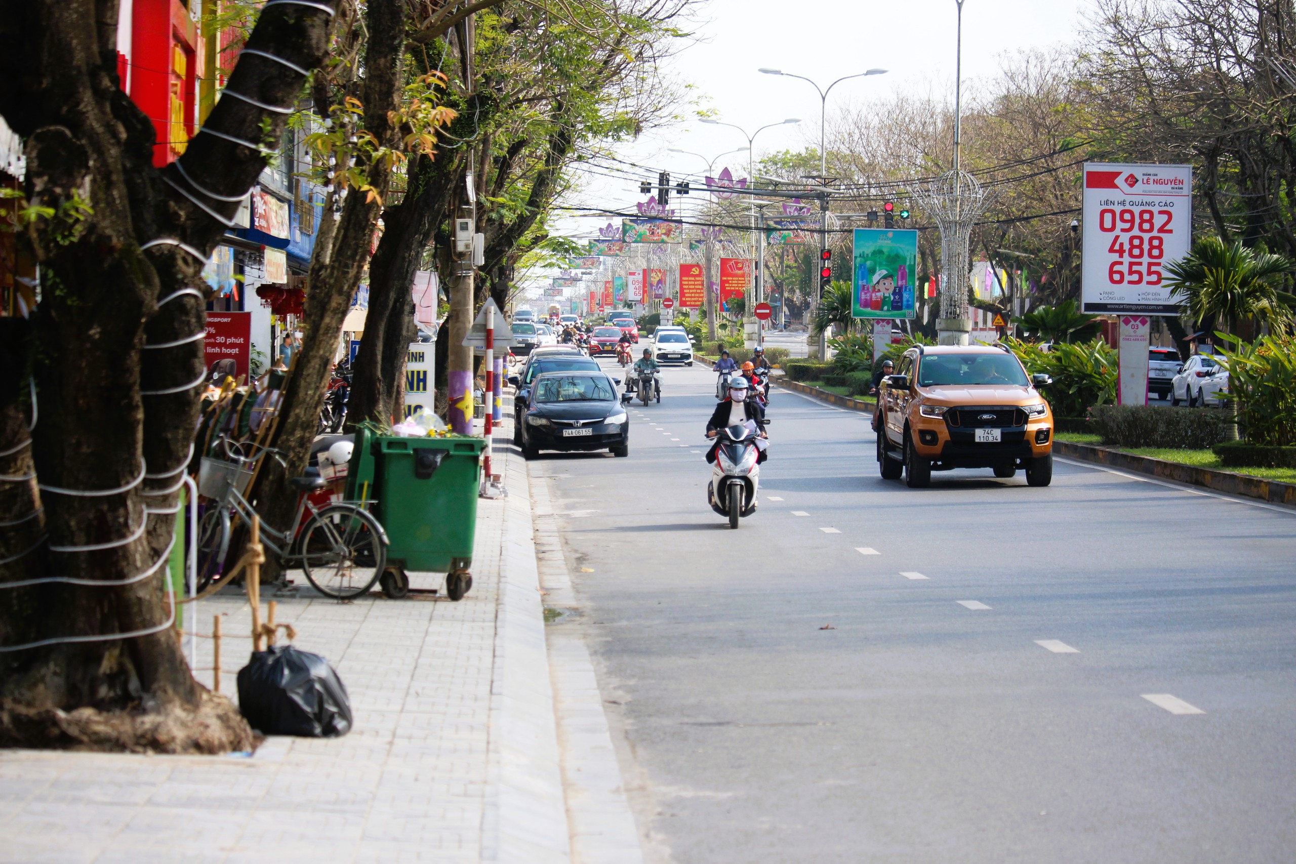 Công trình cải tạo vỉa hè đường Hùng Vương ở Quảng Trị gấp rút hoàn thiện để về đích- Ảnh 12. Công trình cải tạo vỉa hè đường Hùng Vương ở Quảng Trị gấp rút hoàn thiện để về đích- Ảnh 12.