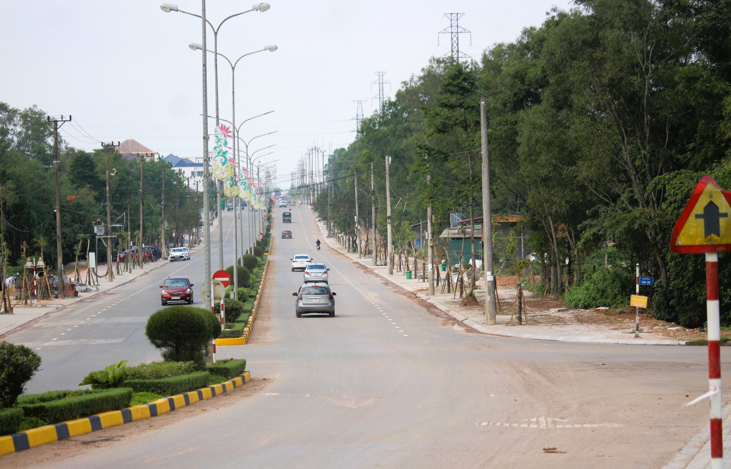 Công trình cải tạo vỉa hè đường Hùng Vương ở Quảng Trị gấp rút hoàn thiện để về đích- Ảnh 2. Công trình cải tạo vỉa hè đường Hùng Vương ở Quảng Trị gấp rút hoàn thiện để về đích- Ảnh 2.