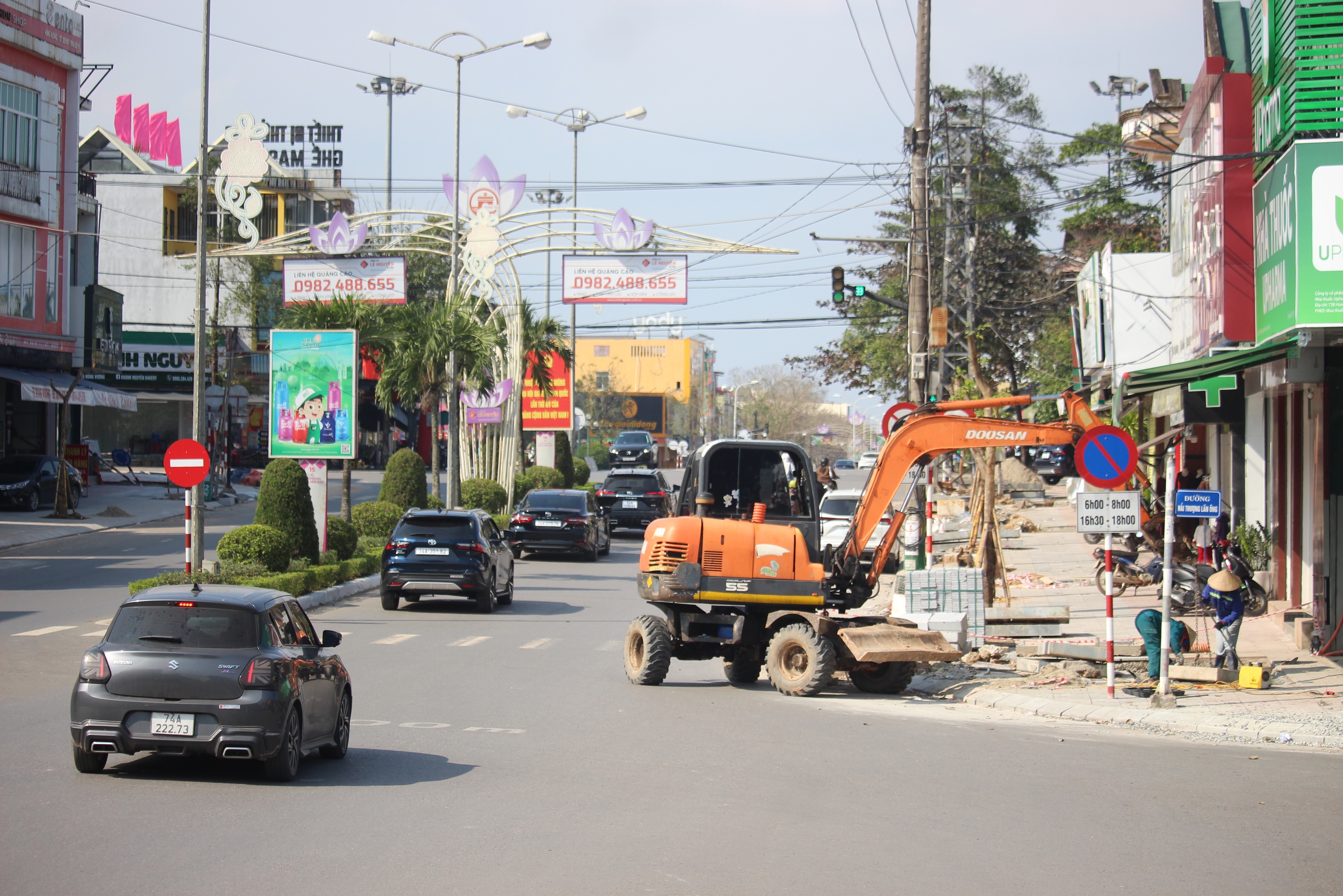 Công trình cải tạo vỉa hè đường Hùng Vương ở Quảng Trị gấp rút hoàn thiện để về đích- Ảnh 5. Công trình cải tạo vỉa hè đường Hùng Vương ở Quảng Trị gấp rút hoàn thiện để về đích- Ảnh 5.