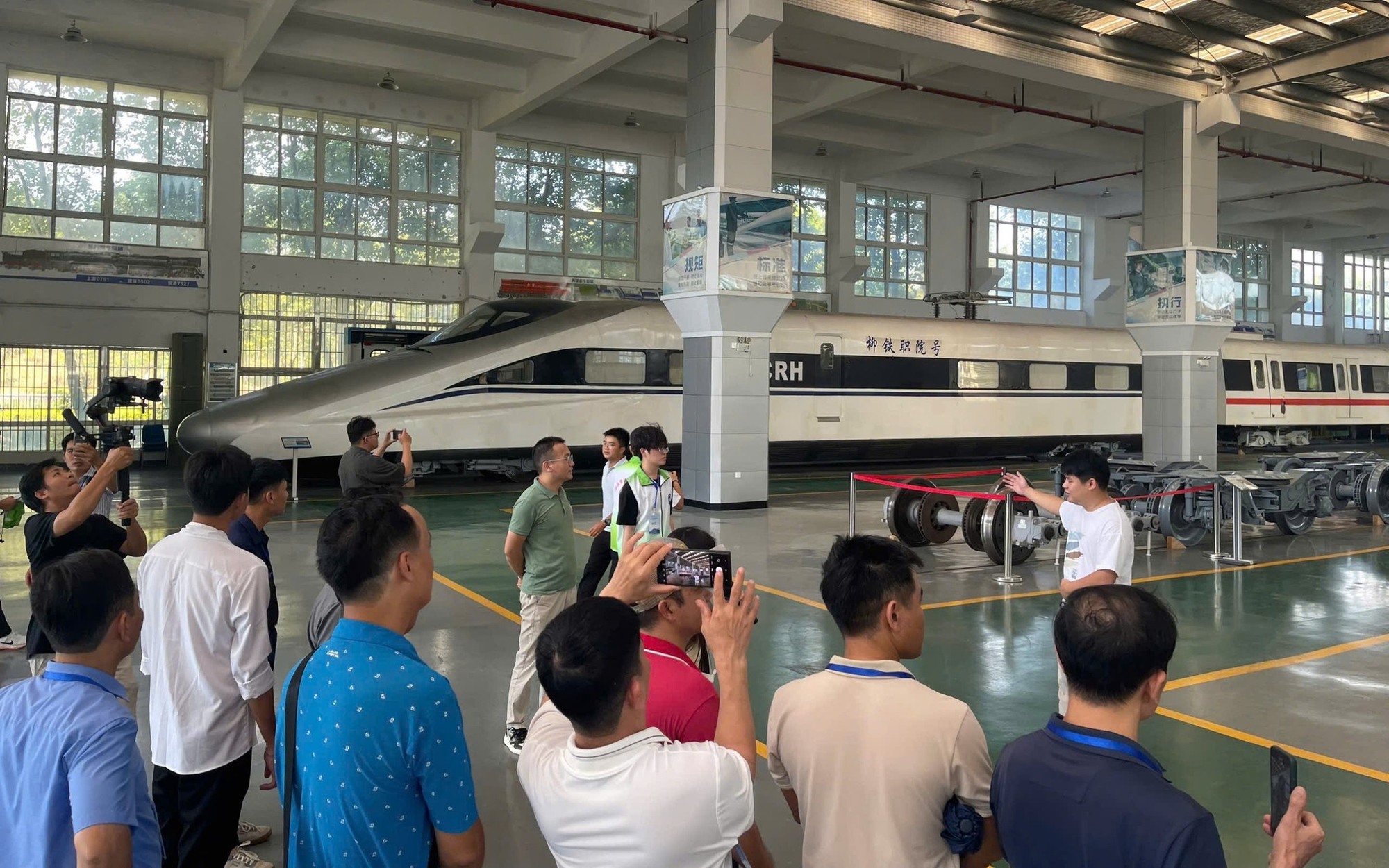 Đường sắt có tốc độ thiết kế trên 120km/h bắt buộc có hàng rào bảo vệ- Ảnh 3. “Đi sớm, đón đầu” đào tạo nhân lực cho đường sắt tốc độ cao