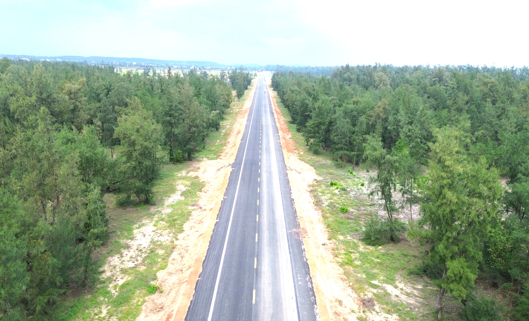 Ngắm đoạn đường ven biển 152 tỷ đồng sắp th&ocirc;ng xe ở Quảng Ng&atilde;i- Ảnh 2.