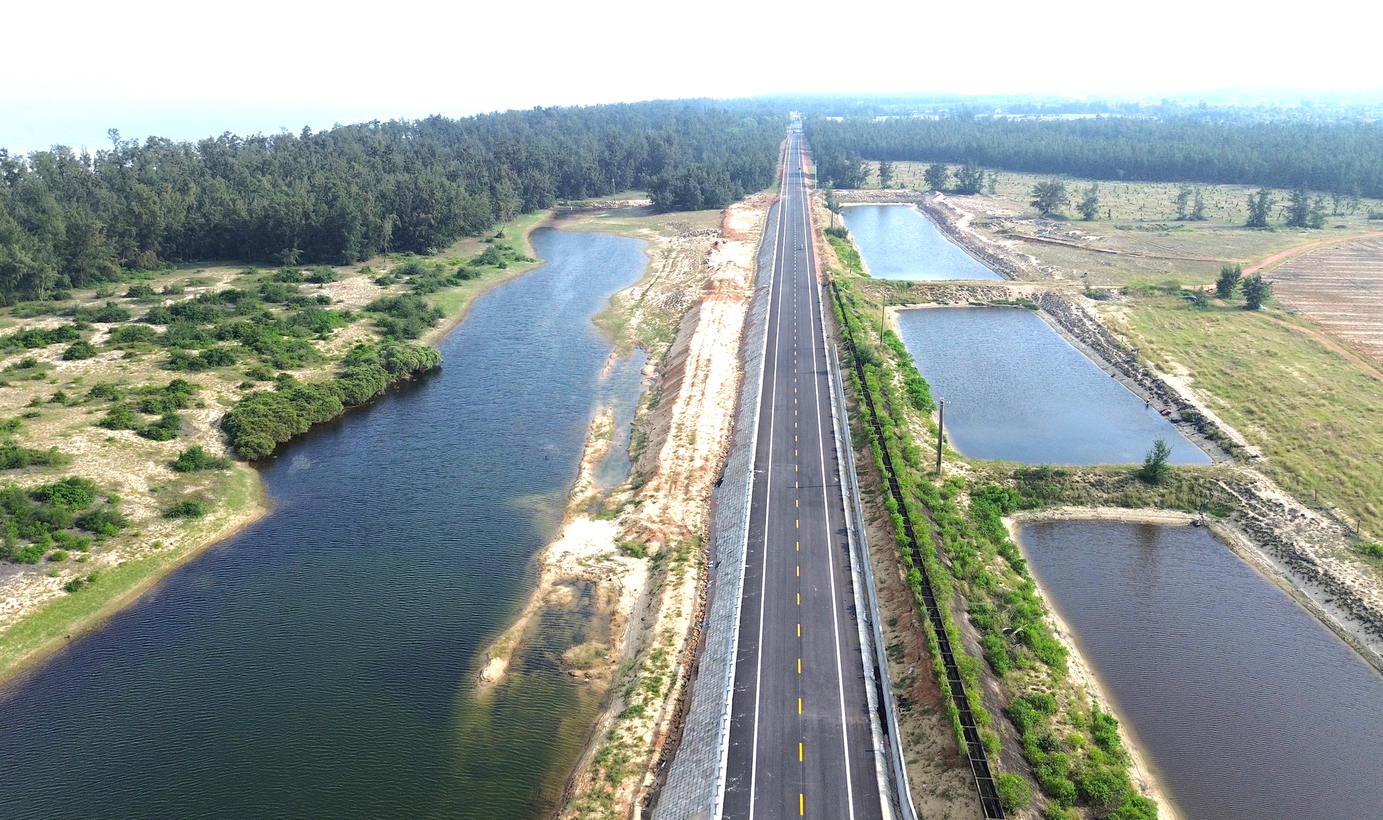 Ngắm đoạn đường ven biển 152 tỷ đồng sắp th&ocirc;ng xe ở Quảng Ng&atilde;i- Ảnh 1.