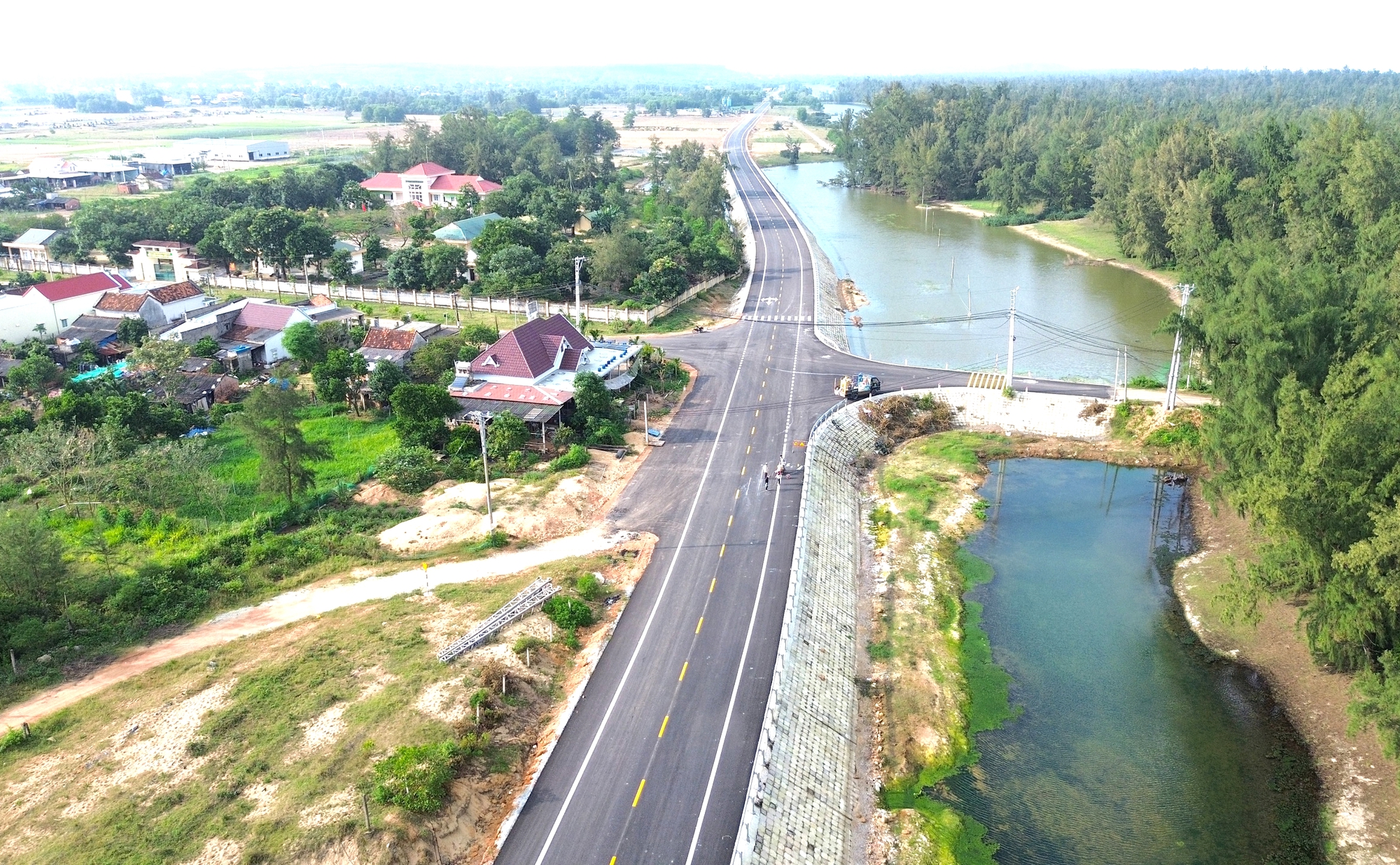 Ngắm đoạn đường ven biển 152 tỷ đồng sắp th&ocirc;ng xe ở Quảng Ng&atilde;i- Ảnh 9.