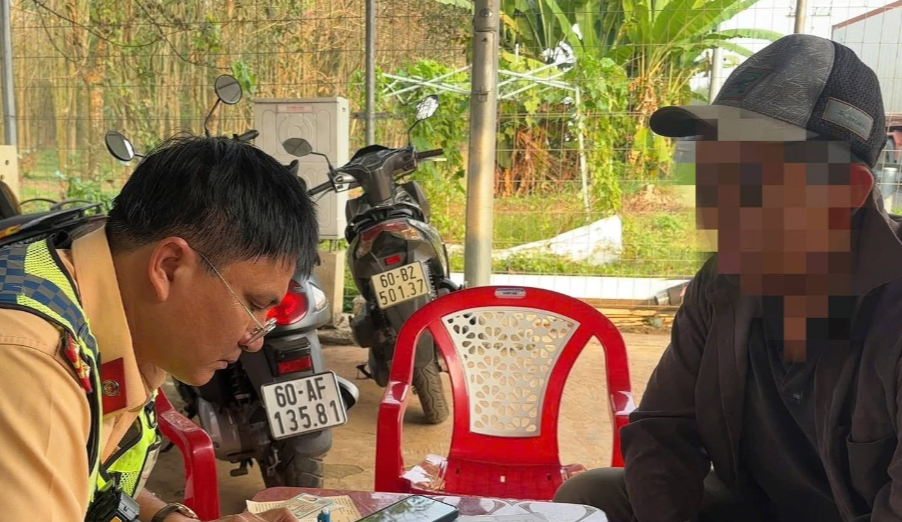 CSGT xử phạt nhiều t&agrave;i xế chạy dưới tốc độ tối thiểu tr&ecirc;n cao tốc Phan Thiết - Dầu Gi&acirc;y- Ảnh 5.