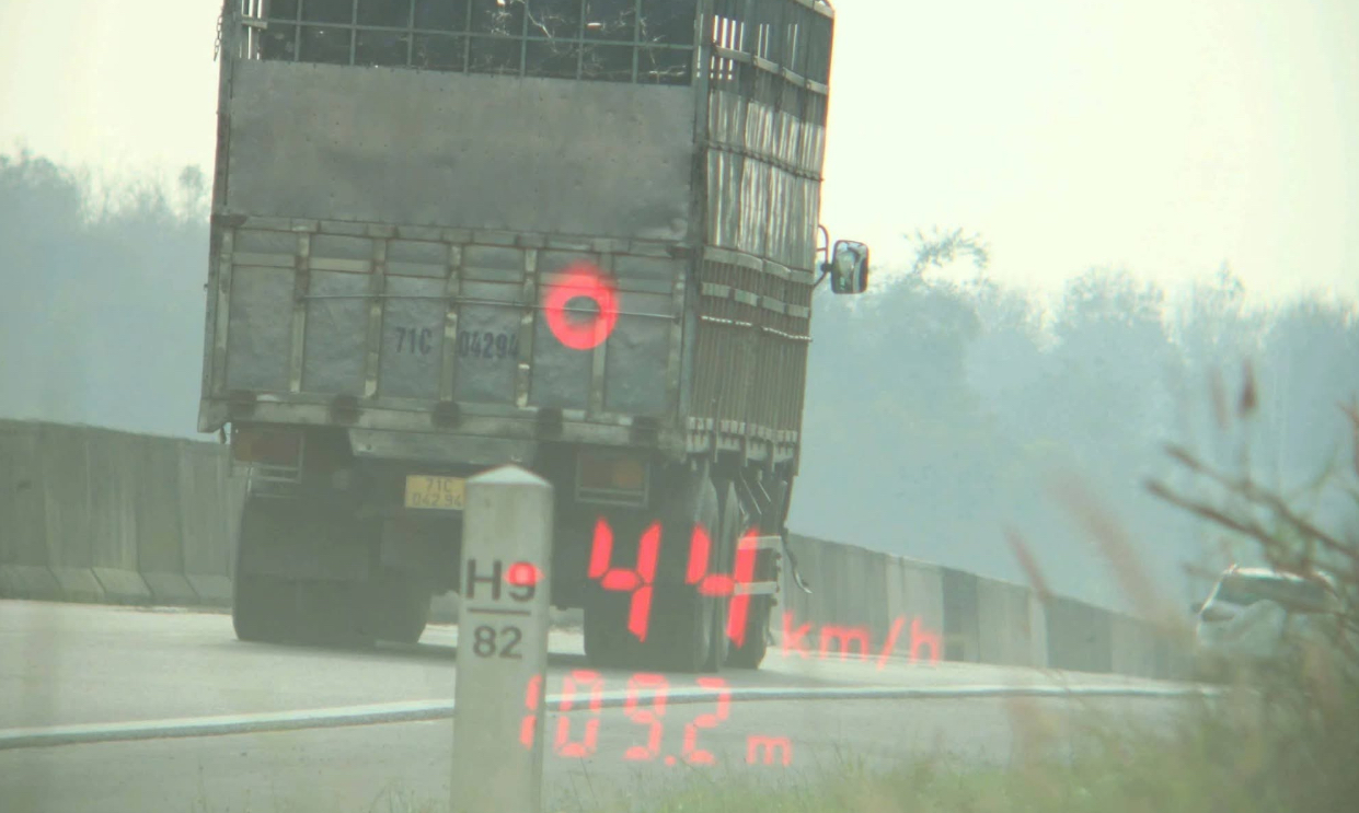 CSGT xử phạt nhiều t&agrave;i xế chạy dưới tốc độ tối thiểu tr&ecirc;n cao tốc Phan Thiết - Dầu Gi&acirc;y- Ảnh 2.