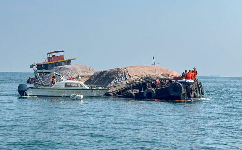 Hải Ph&ograve;ng: Cứu nạn th&agrave;nh c&ocirc;ng t&agrave;u vận tải v&agrave; ba thuyền vi&ecirc;n va phải đ&aacute; ngầm tr&ecirc;n biển- Ảnh 1.