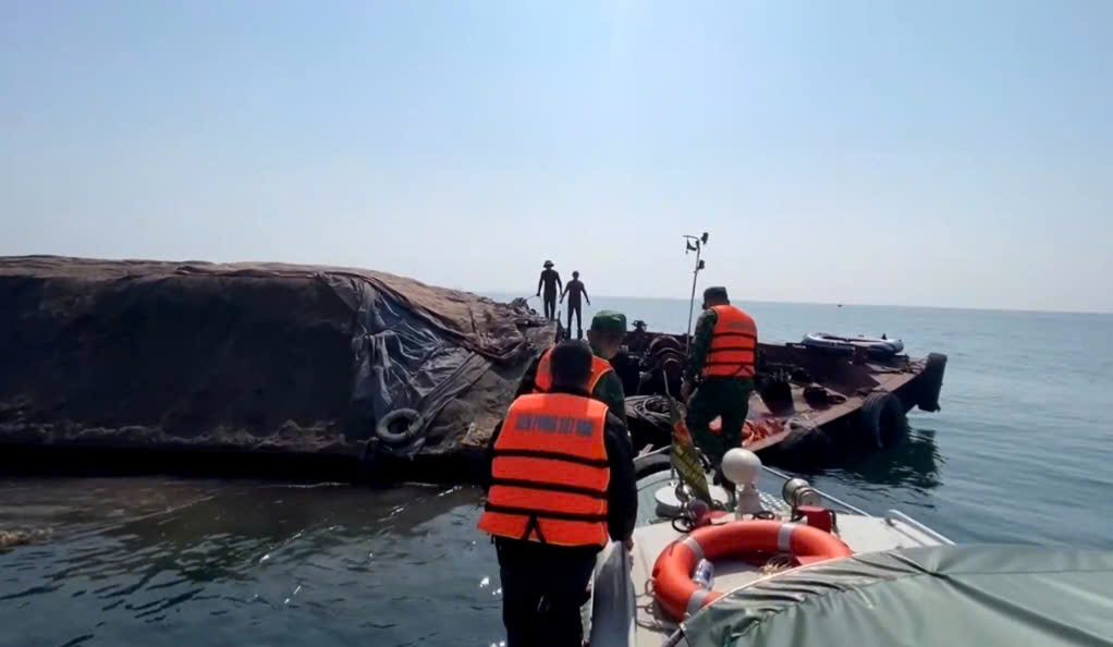 Hải Ph&ograve;ng: Cứu nạn th&agrave;nh c&ocirc;ng t&agrave;u vận tải v&agrave; ba thuyền vi&ecirc;n va phải đ&aacute; ngầm tr&ecirc;n biển- Ảnh 2.