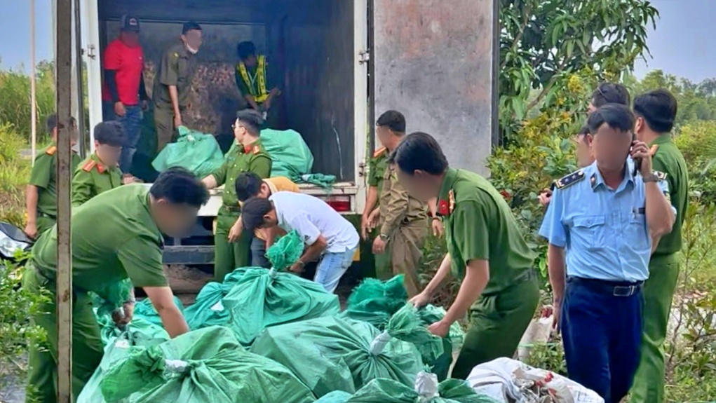 Phát hiện 4 tấn mỹ phẩm không hóa đơn, chứng từ ở Cà Mau- Ảnh 1. Phát hiện 4 tấn mỹ phẩm không hóa đơn, chứng từ ở Cà Mau- Ảnh 1.