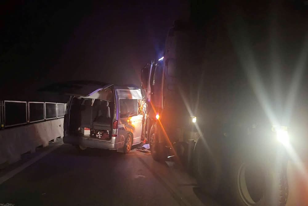 Va chạm giữa xe kh&aacute;ch v&agrave; hai xe đầu k&eacute;o tr&ecirc;n cao tốc Mai Sơn - QL45, bốn người tử vong- Ảnh 1.