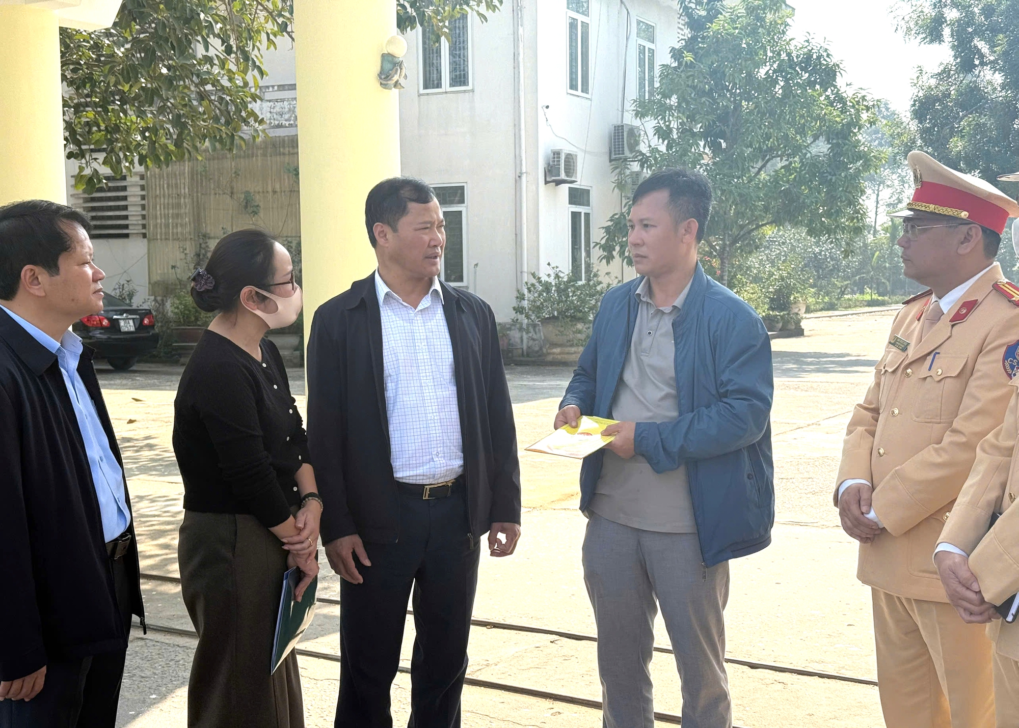 Nhân chứng bàng hoàng kể khoảnh khắc tai nạn trên cao tốc làm 9 người thương vong- Ảnh 3. Nhân chứng bàng hoàng kể khoảnh khắc tai nạn trên cao tốc làm 9 người thương vong- Ảnh 3.
