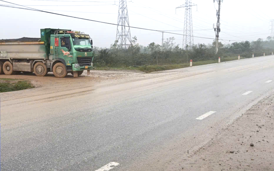 Xe chở vật liệu rơi v&atilde;i, k&eacute;o b&ugrave;n đất "bủa v&acirc;y" tuyến tr&aacute;nh quốc lộ 1 qua H&agrave; Tĩnh- Ảnh 2.