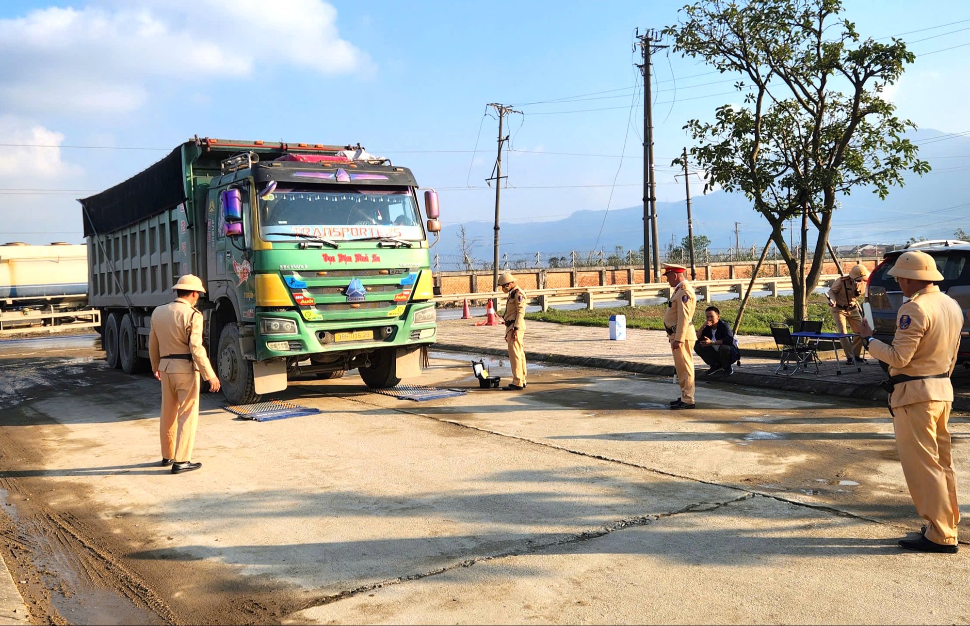 Xe chở vật liệu rơi v&atilde;i, k&eacute;o b&ugrave;n đất "bủa v&acirc;y" tuyến tr&aacute;nh quốc lộ 1 qua H&agrave; Tĩnh- Ảnh 5.