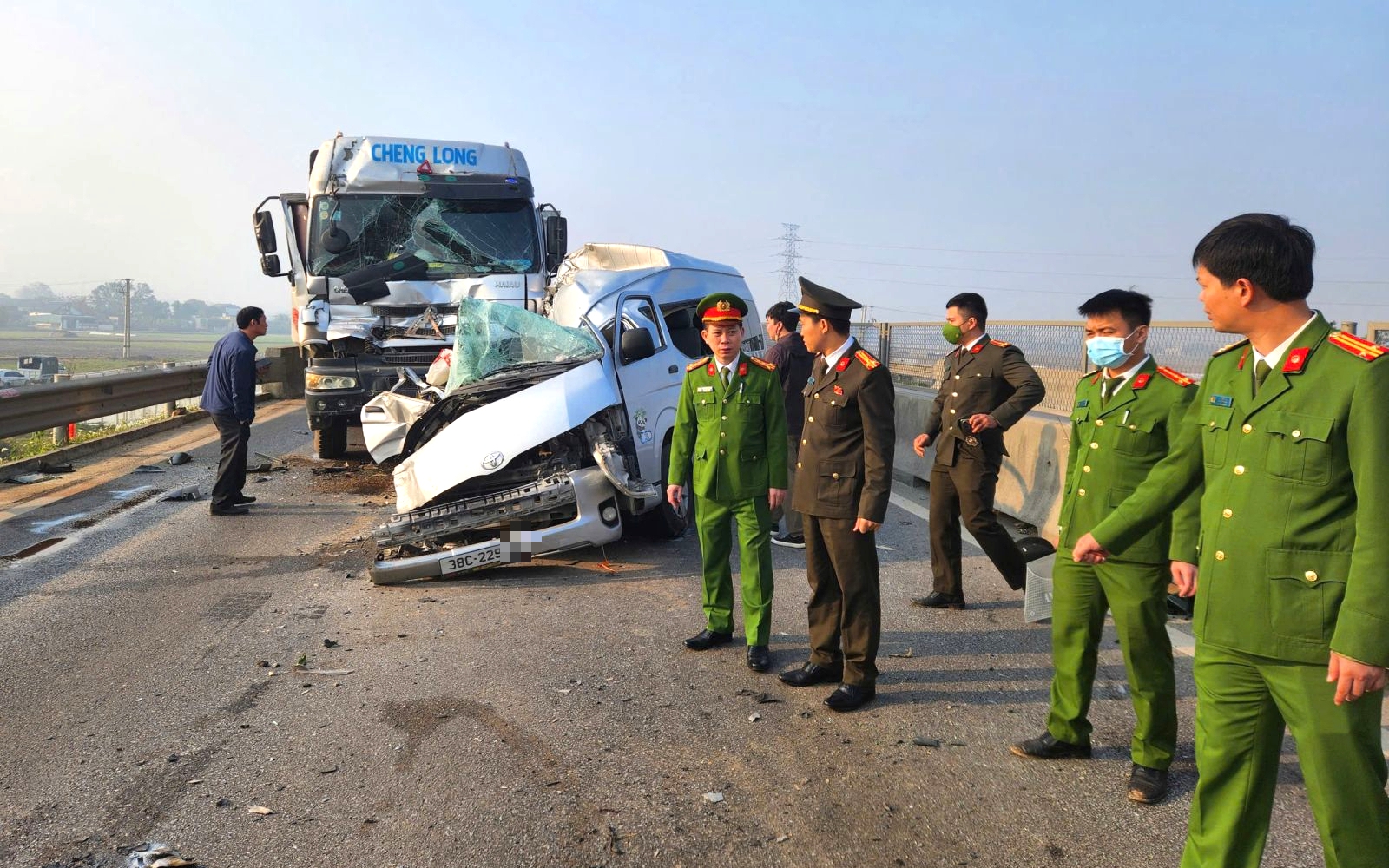 X&aacute;c định nguy&ecirc;n nh&acirc;n ban đầu vụ tai nạn tr&ecirc;n cao tốc l&agrave;m 4 người chết, 5 người bị thương