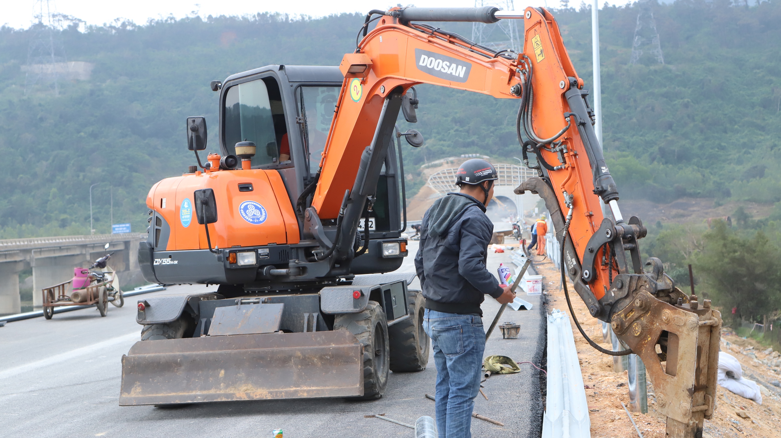 Vượt khó, Hà Tĩnh vươn lên top đầu về giải ngân đầu tư công- Ảnh 3. Vượt khó, Hà Tĩnh vươn lên top đầu về giải ngân đầu tư công- Ảnh 3.