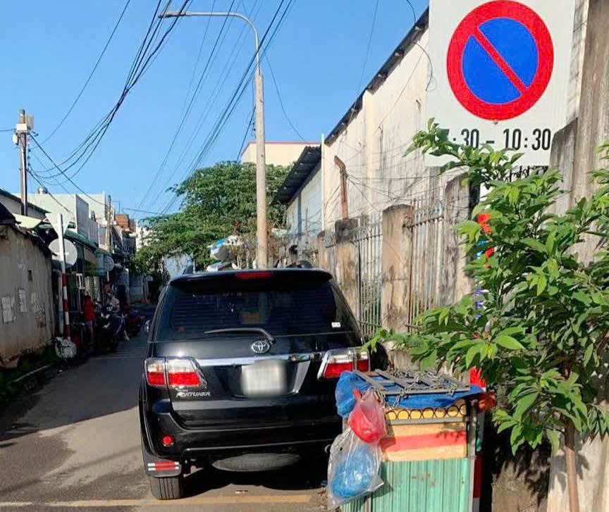 Từ phản &aacute;nh tr&ecirc;n VNetraffic, CSGT Đồng Nai xử l&yacute; t&agrave;i xế đỗ &ocirc; t&ocirc; nơi c&oacute; biển cấm- Ảnh 2.
