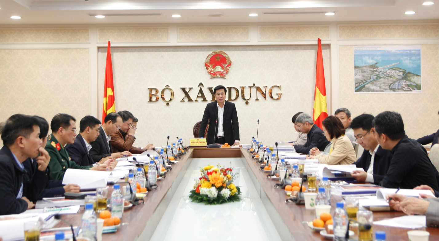 Thứ trưởng Bộ X&acirc;y dựng Nguyễn Tường Văn đ&atilde; chủ tr&igrave; Hội nghị thẩm định quy hoạch chung khu kinh tế ven biển ph&iacute;a Nam Hải Ph&ograve;ng đến năm 2050.