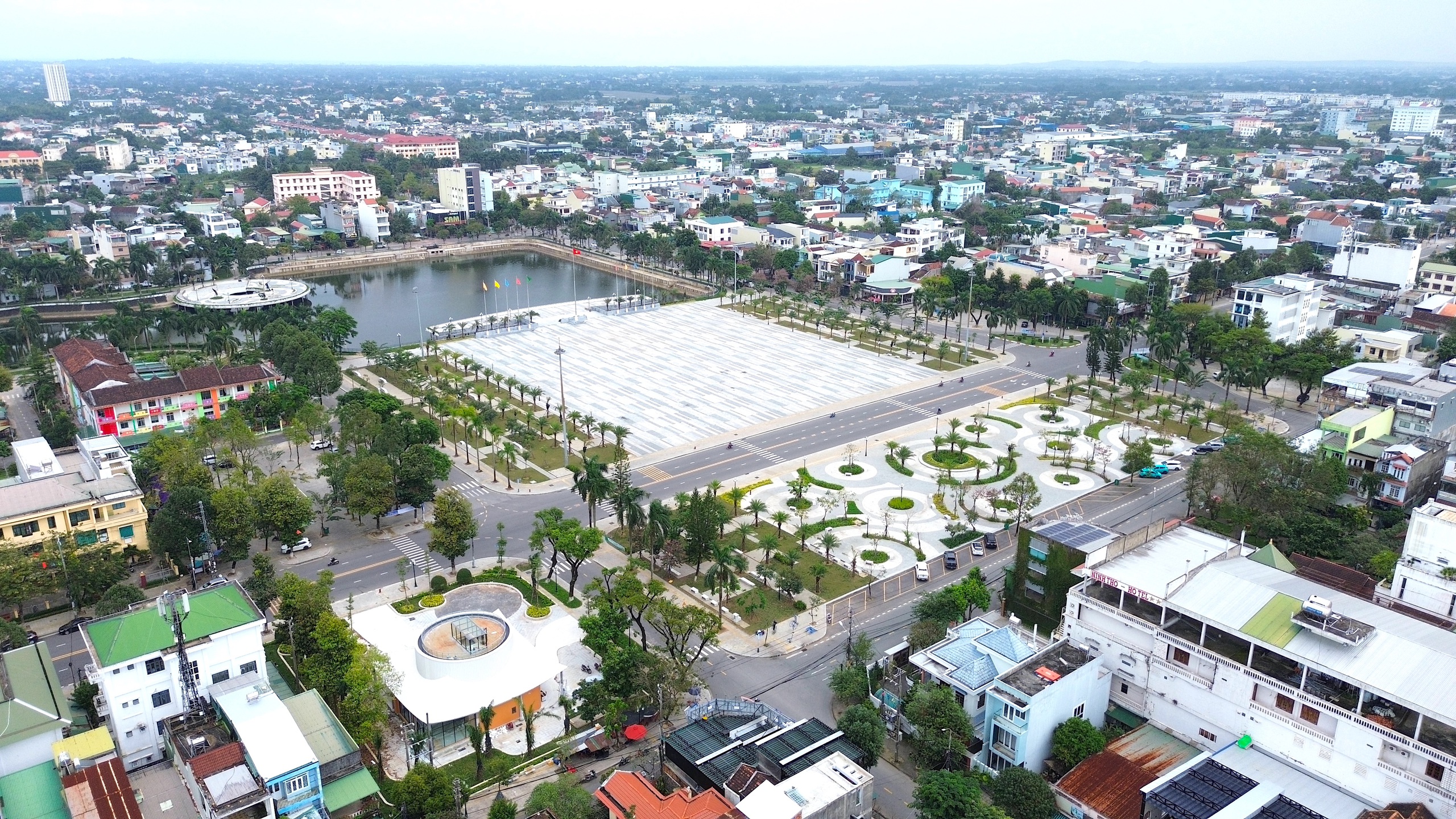 Diện mạo quảng trường lớn nhất Quảng Ng&atilde;i sau n&acirc;ng cấp- Ảnh 3.