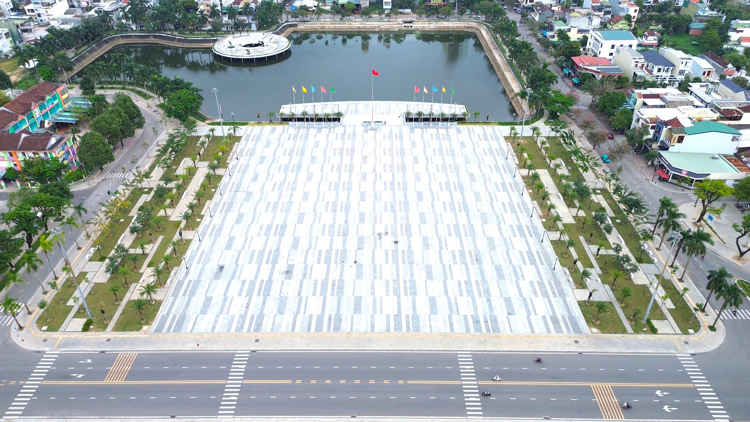 Diện mạo quảng trường lớn nhất Quảng Ng&atilde;i sau n&acirc;ng cấp- Ảnh 4.