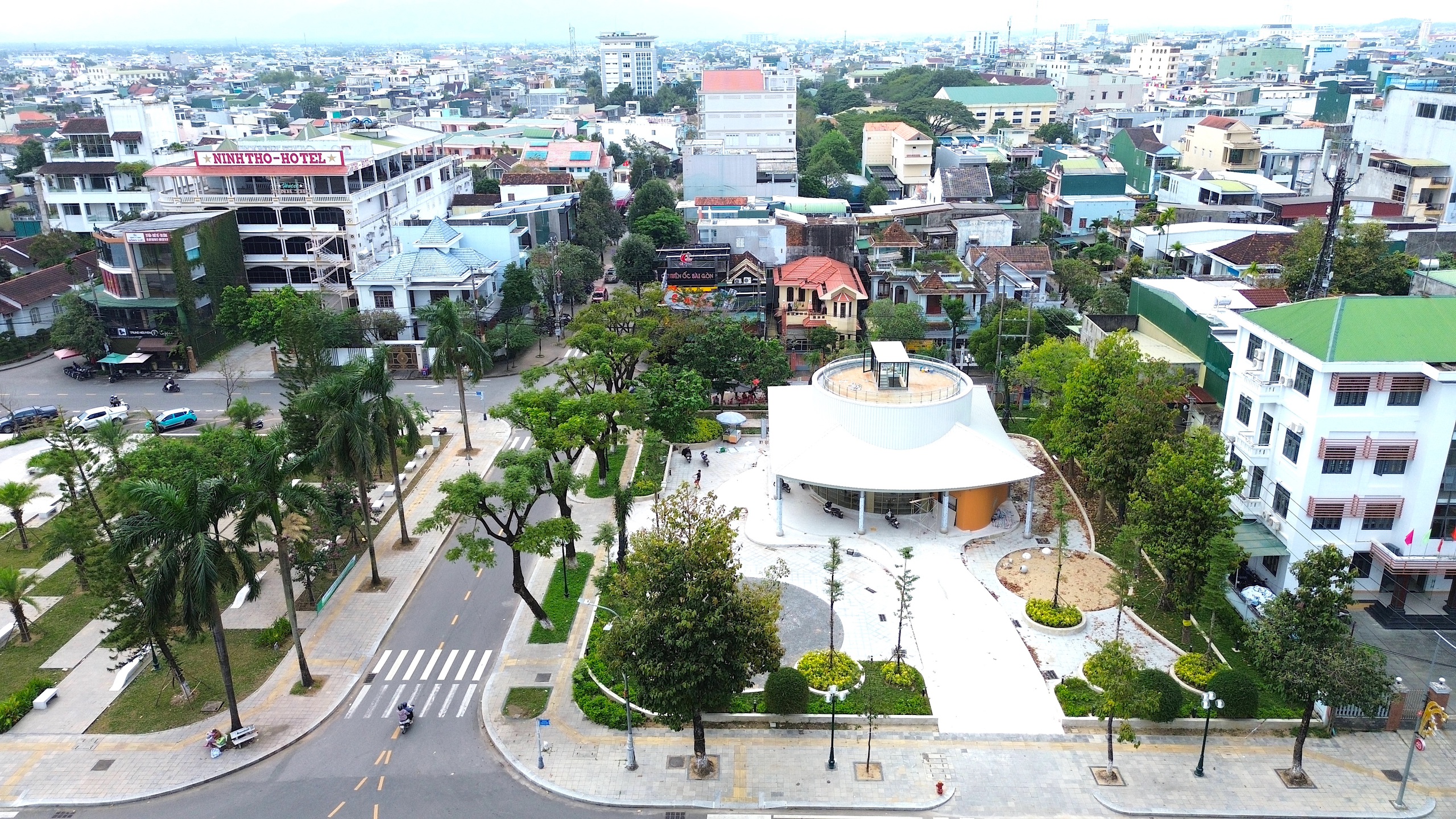 Diện mạo quảng trường lớn nhất Quảng Ng&atilde;i sau n&acirc;ng cấp- Ảnh 11.