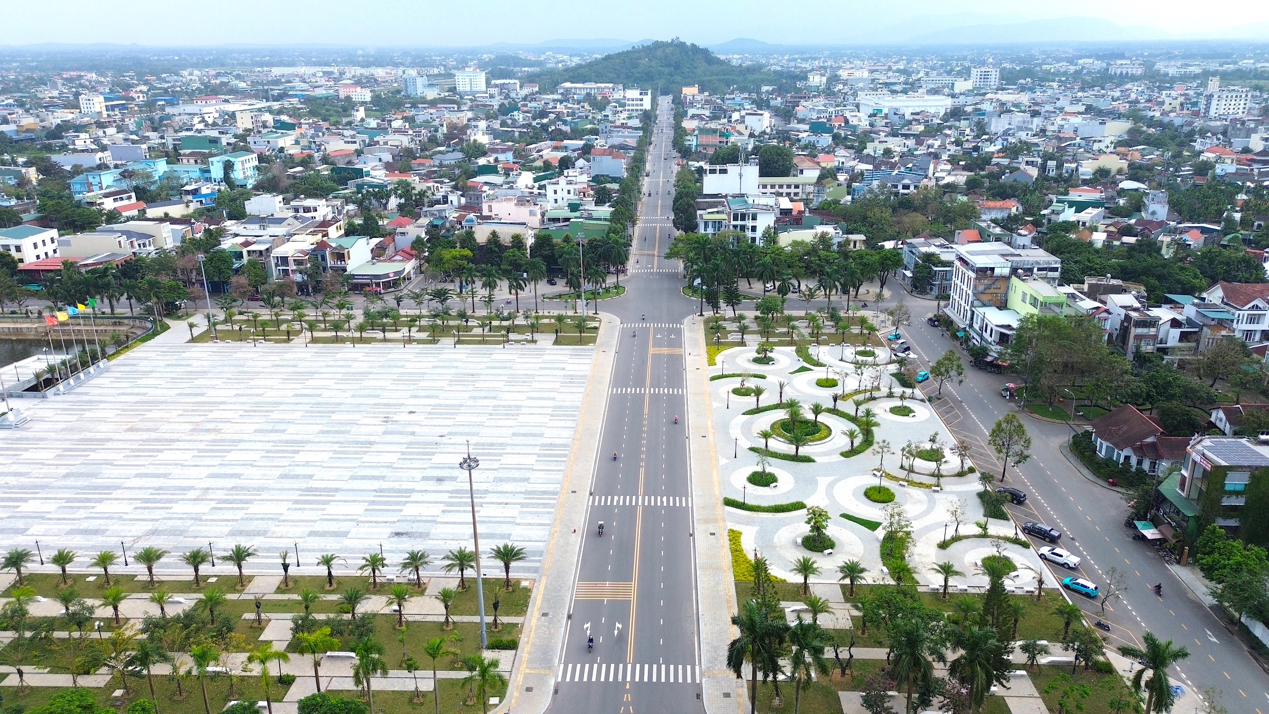 Diện mạo quảng trường lớn nhất Quảng Ng&atilde;i sau n&acirc;ng cấp- Ảnh 2.