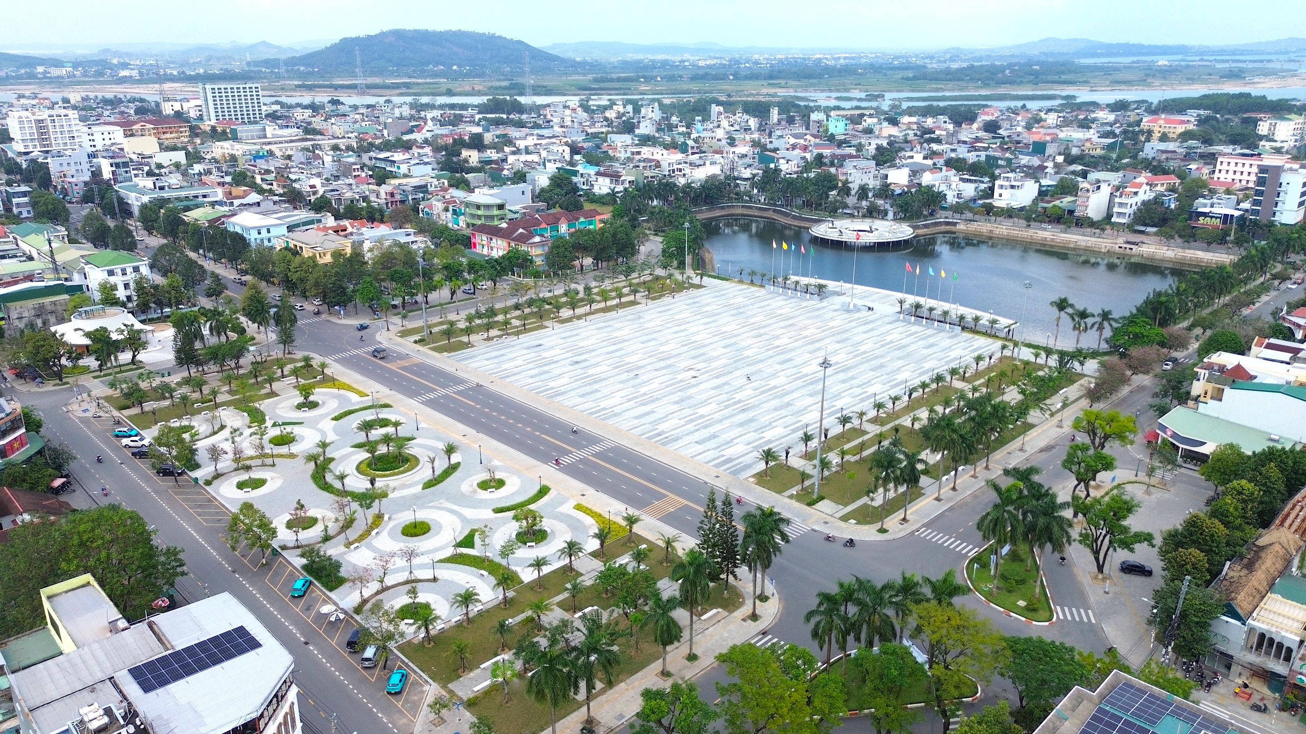 Diện mạo quảng trường lớn nhất Quảng Ng&atilde;i sau n&acirc;ng cấp- Ảnh 14.