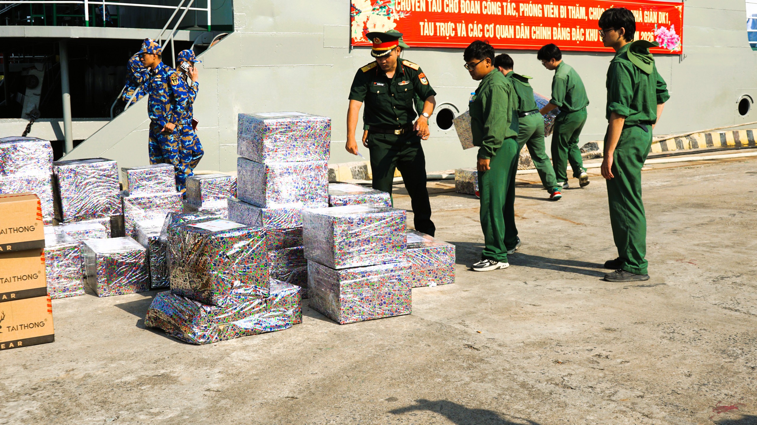 Tết nơi đầu sóng: Nghĩa tình đất liền với biển đảo- Ảnh 4. Tết nơi đầu sóng: Nghĩa tình đất liền với biển đảo- Ảnh 4.