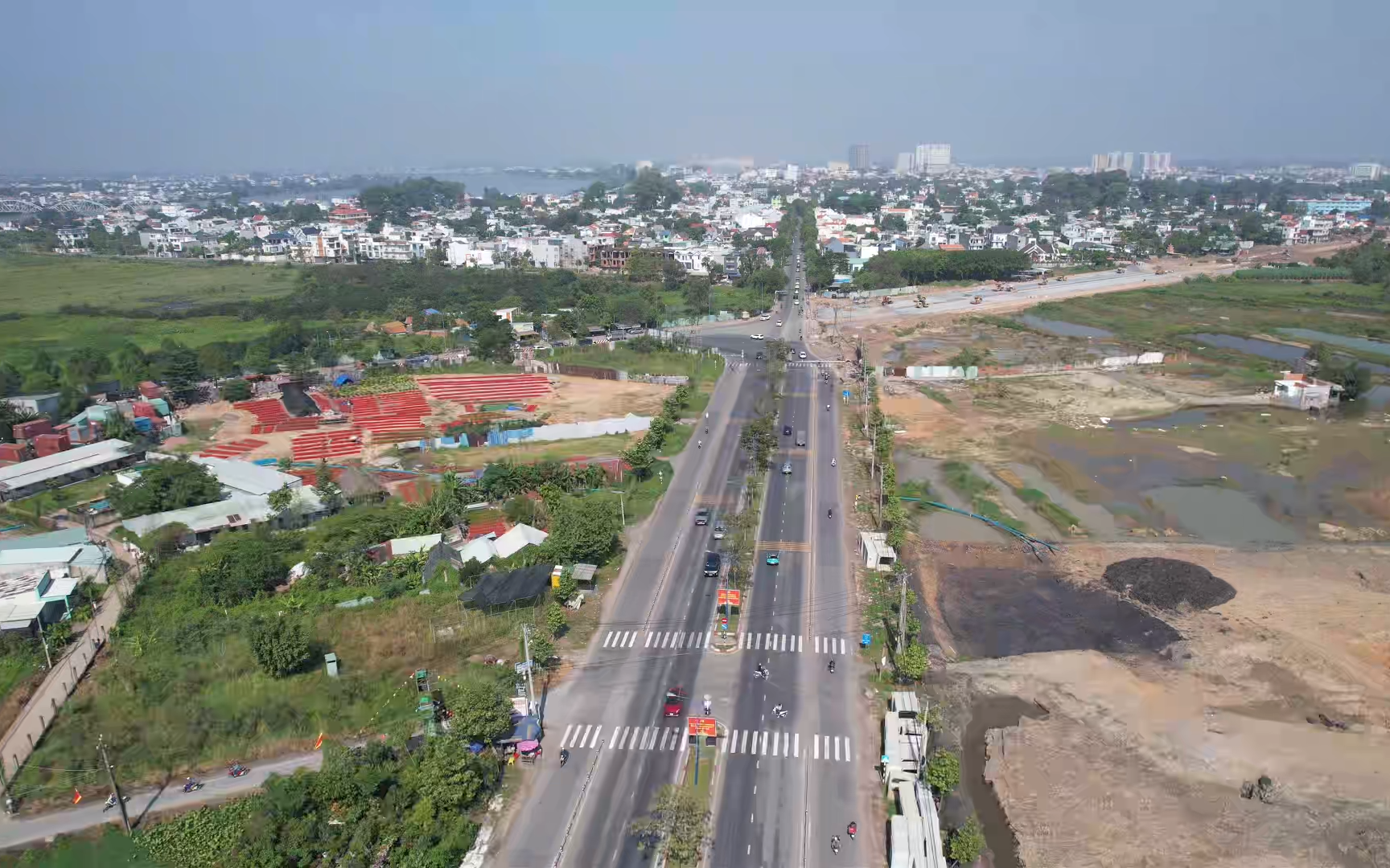 Quy hoạch đến năm 2045: Đồng Nai xoay trục phát triển đô thị theo hướng xanh, bền vững- Ảnh 7. Đồng Nai: Quan tâm quy hoạch và thu ngân sách, đặt mục tiêu thu 150.000 tỷ đồng năm 2026