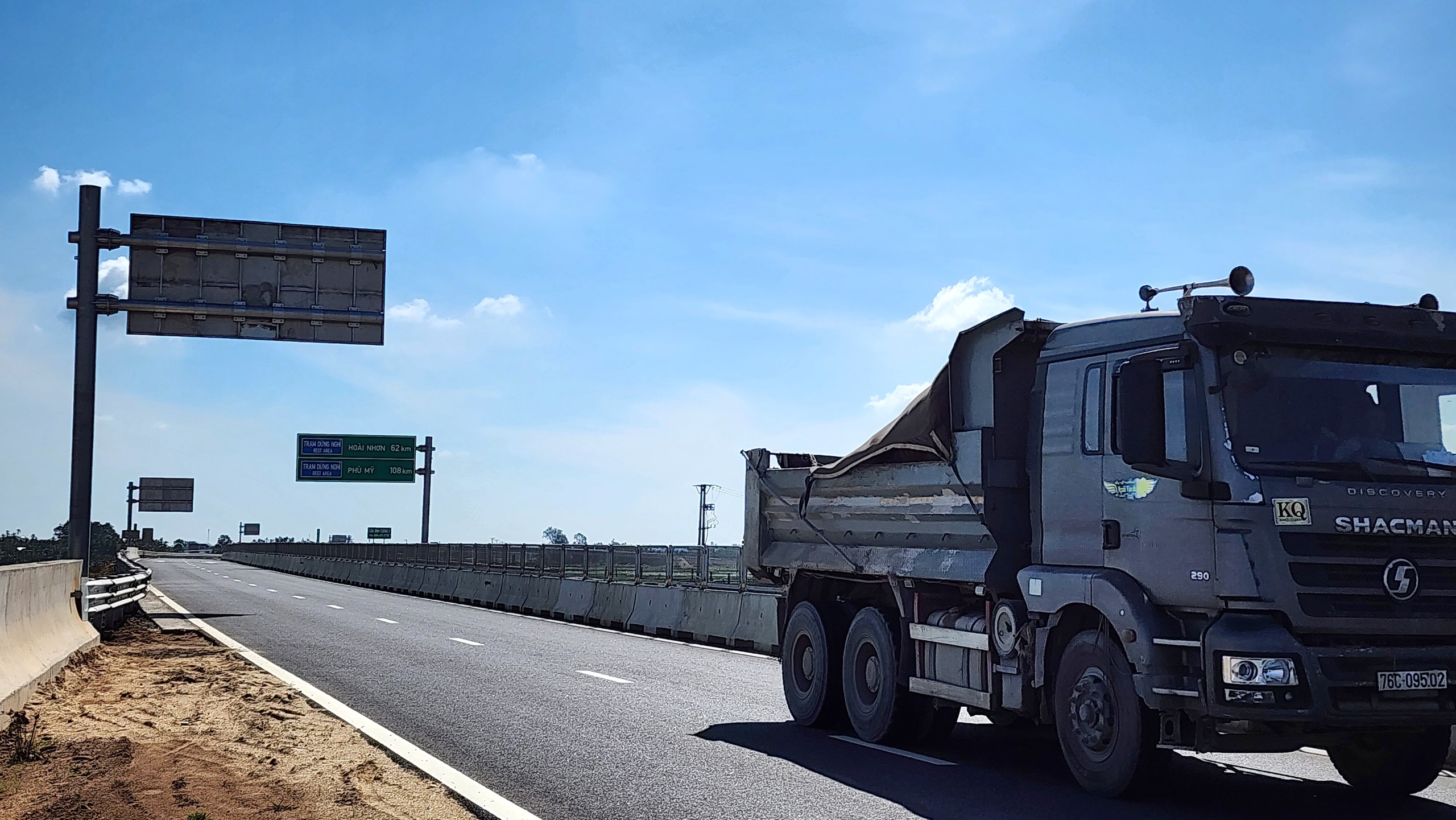 Trạm dừng nghỉ tr&ecirc;n cao tốc Quảng Ng&atilde;i - Ho&agrave;i Nhơn đang thi c&ocirc;ng ra sao?- Ảnh 10.