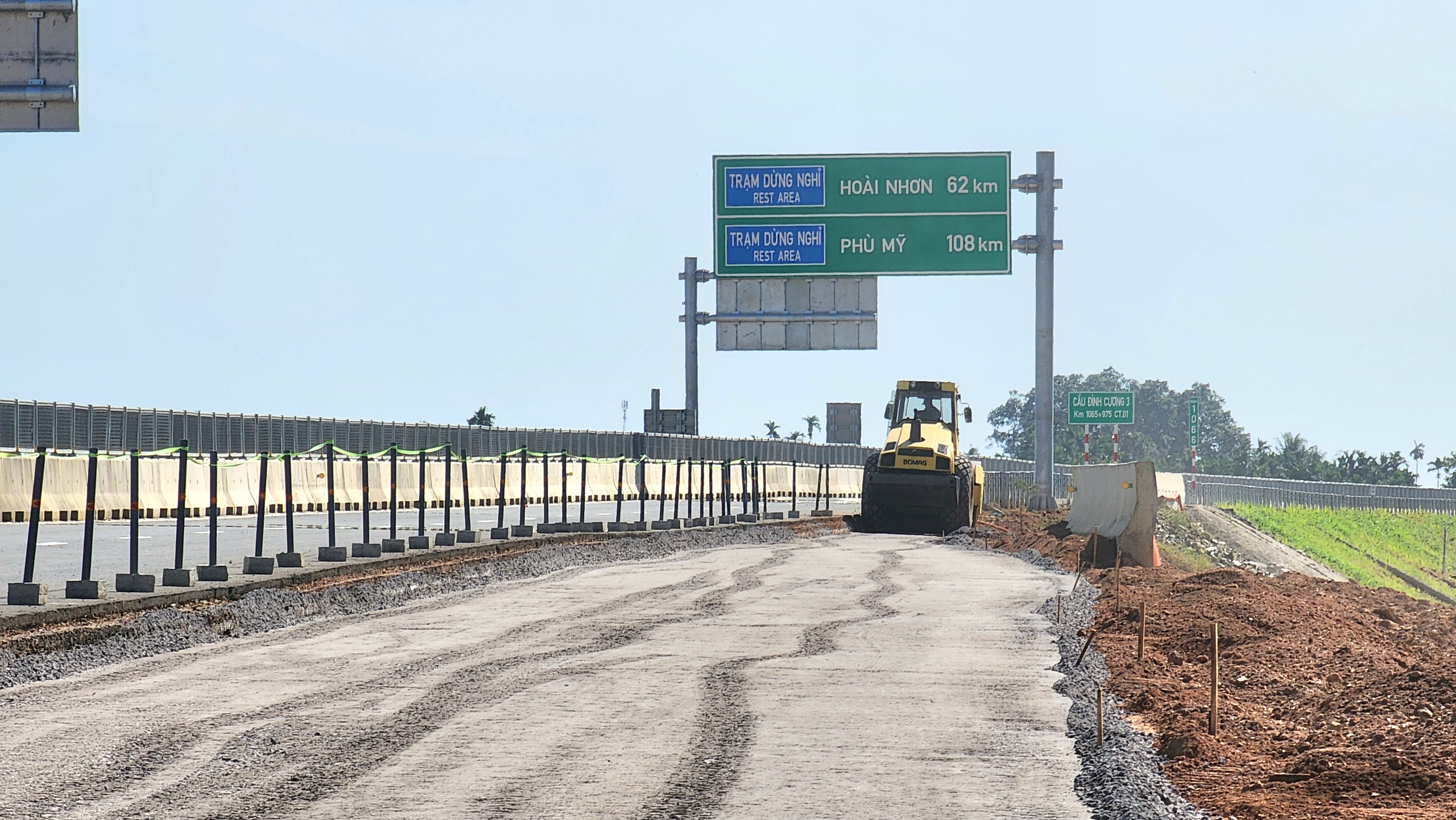 Trạm dừng nghỉ tr&ecirc;n cao tốc Quảng Ng&atilde;i - Ho&agrave;i Nhơn đang thi c&ocirc;ng ra sao?- Ảnh 14.