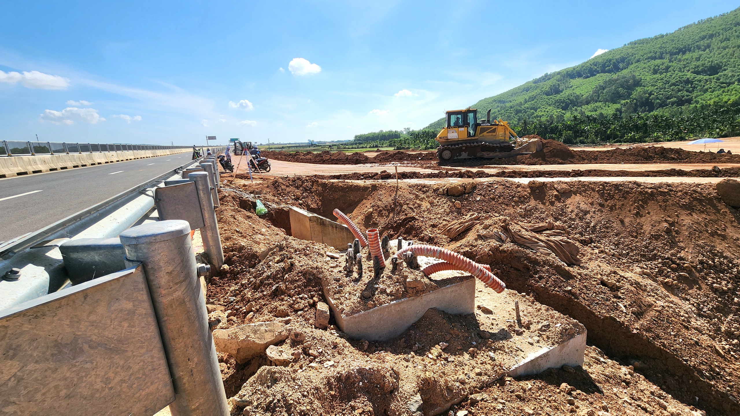 Trạm dừng nghỉ tr&ecirc;n cao tốc Quảng Ng&atilde;i - Ho&agrave;i Nhơn đang thi c&ocirc;ng ra sao?- Ảnh 5.