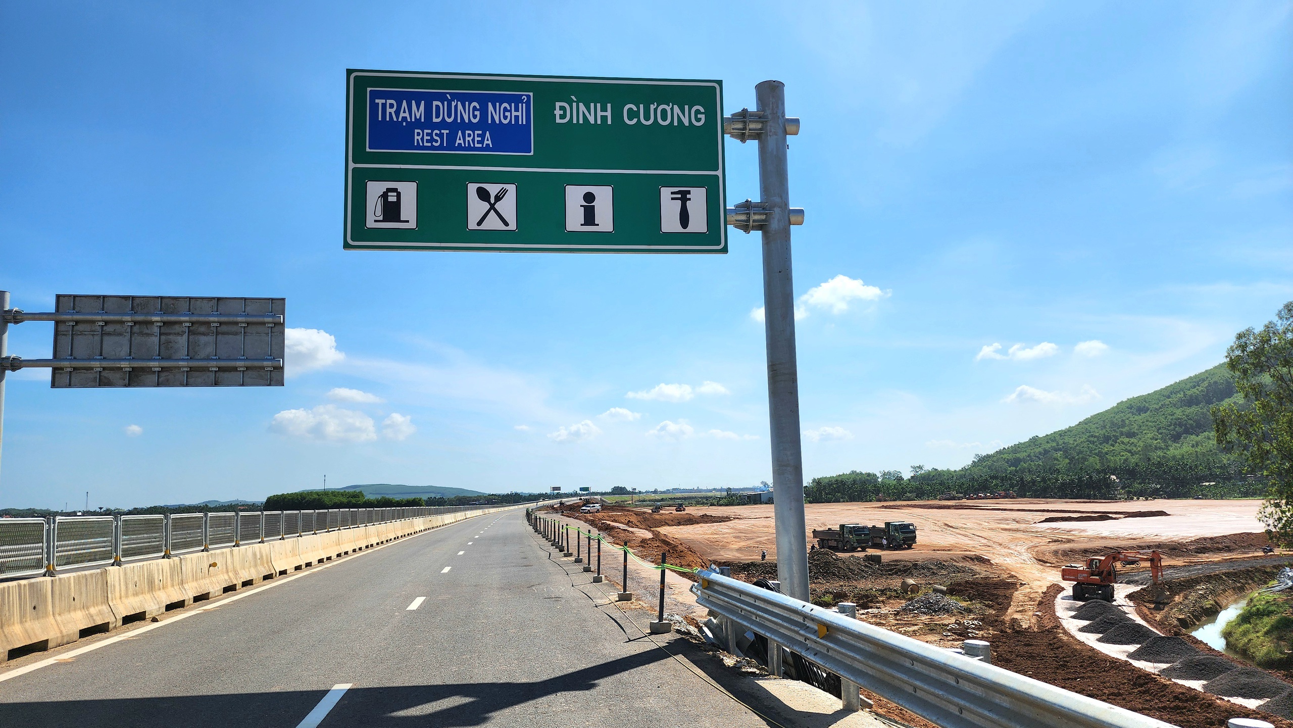 Trạm dừng nghỉ tr&ecirc;n cao tốc Quảng Ng&atilde;i - Ho&agrave;i Nhơn đang thi c&ocirc;ng ra sao?- Ảnh 1.