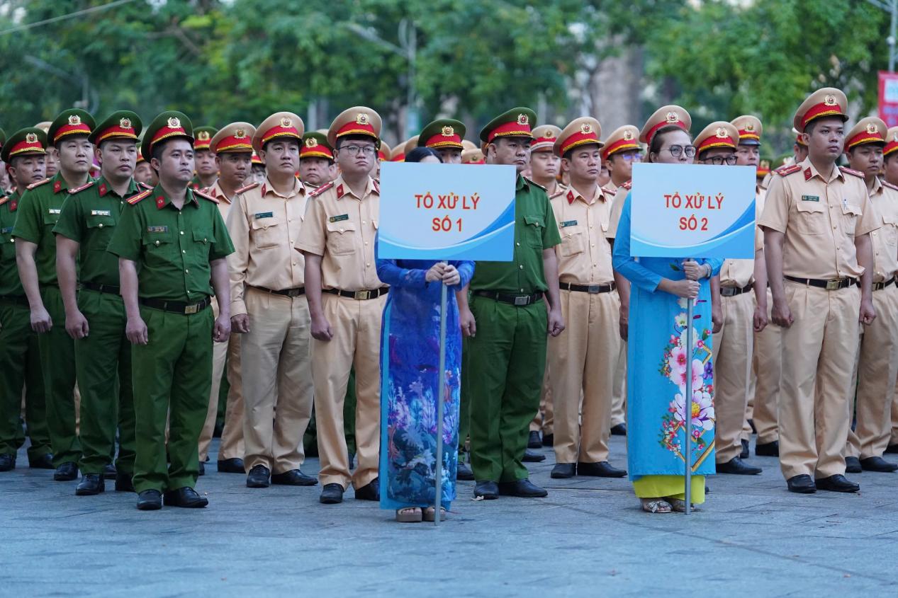 TP.HCM ra quân xử lý lấn chiếm lòng lề đường và kinh doanh vận tải trái phép- Ảnh 3. IMG_8271