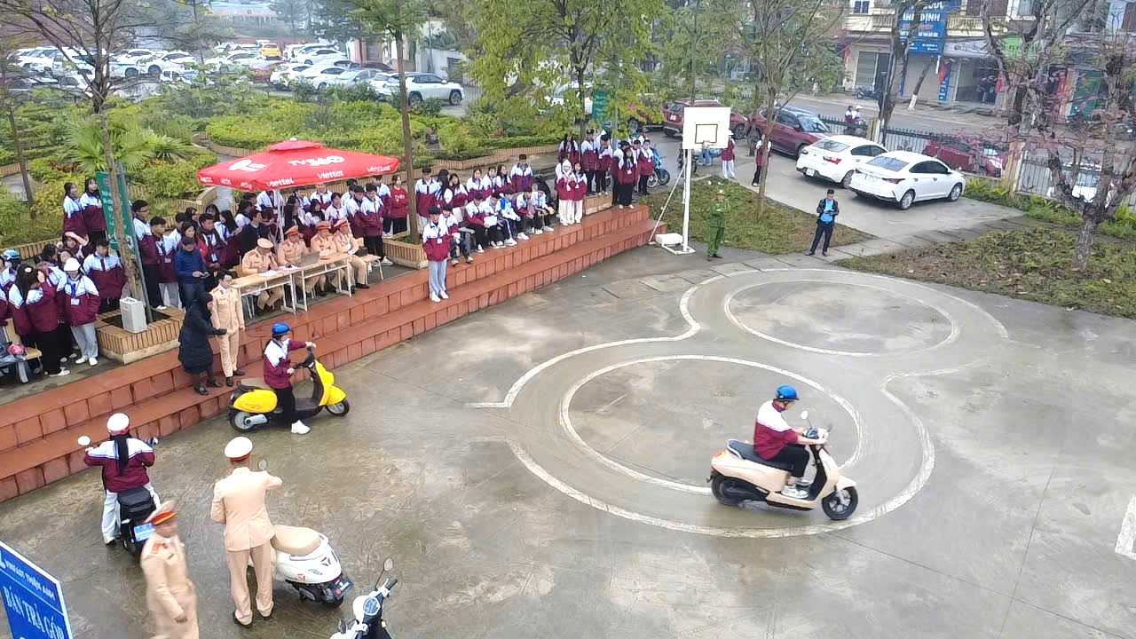 L&agrave;o Cai: Cha mẹ, thầy c&ocirc; bớt lo khi học sinh được học kỹ năng đi xe an to&agrave;n- Ảnh 12.