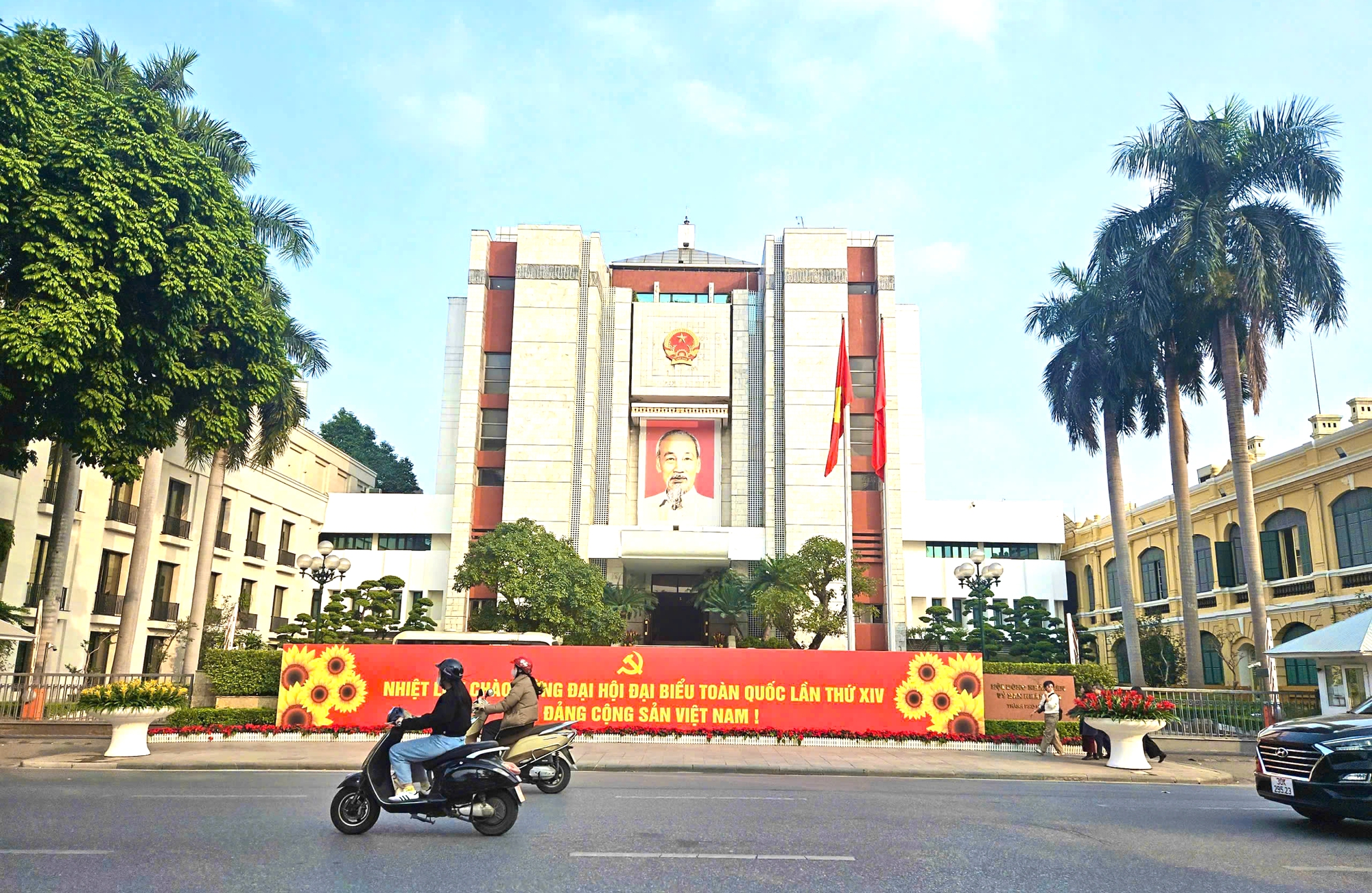 Thủ đ&ocirc; rợp b&oacute;ng cờ ch&agrave;o mừng Đại hội Đảng- Ảnh 5.