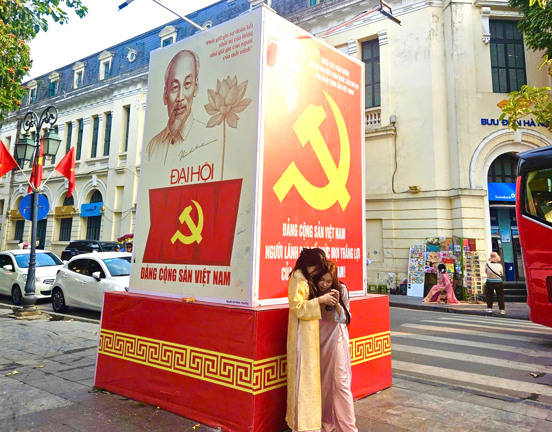 Thủ đ&ocirc; rợp b&oacute;ng cờ ch&agrave;o mừng Đại hội Đảng- Ảnh 11.