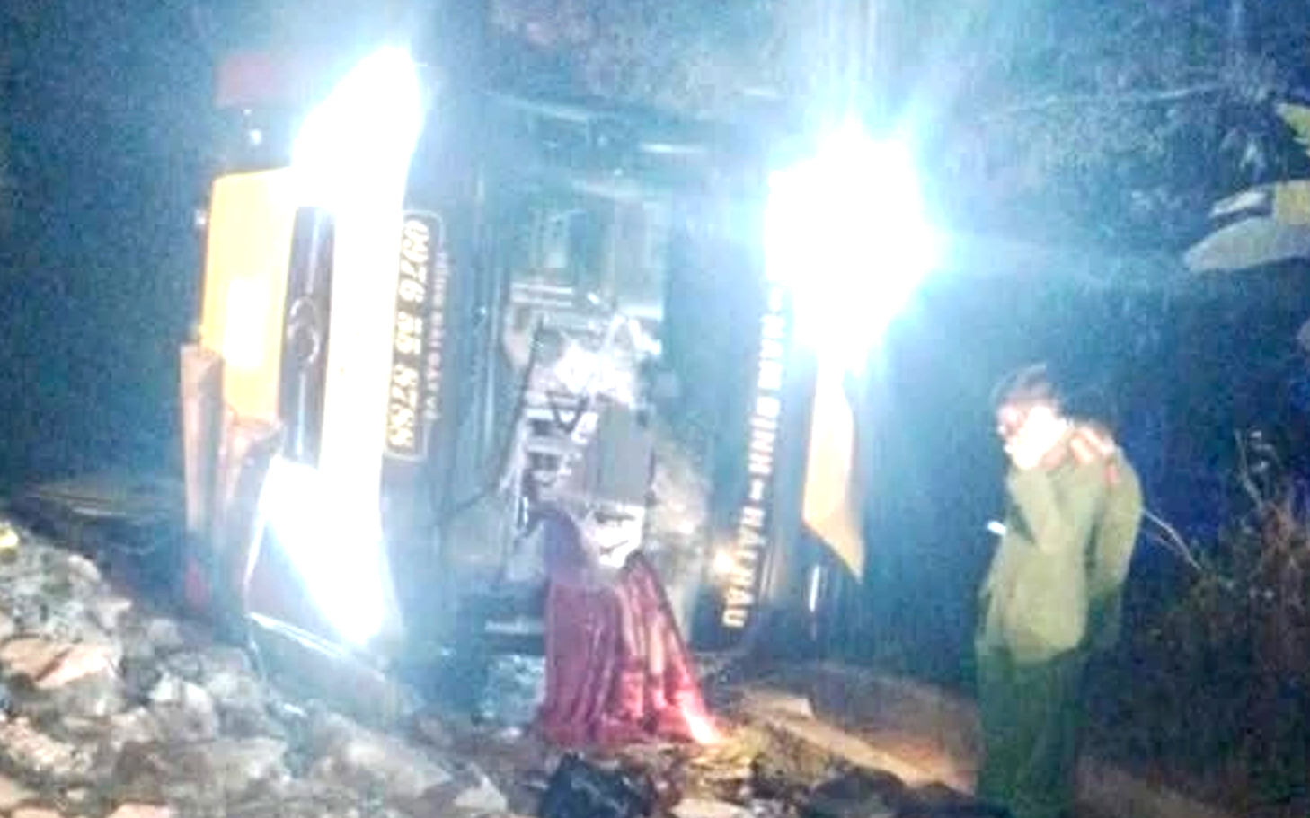 Lật xe kh&aacute;ch tr&ecirc;n quốc lộ 6 ở Sơn La, 4 người thương vong