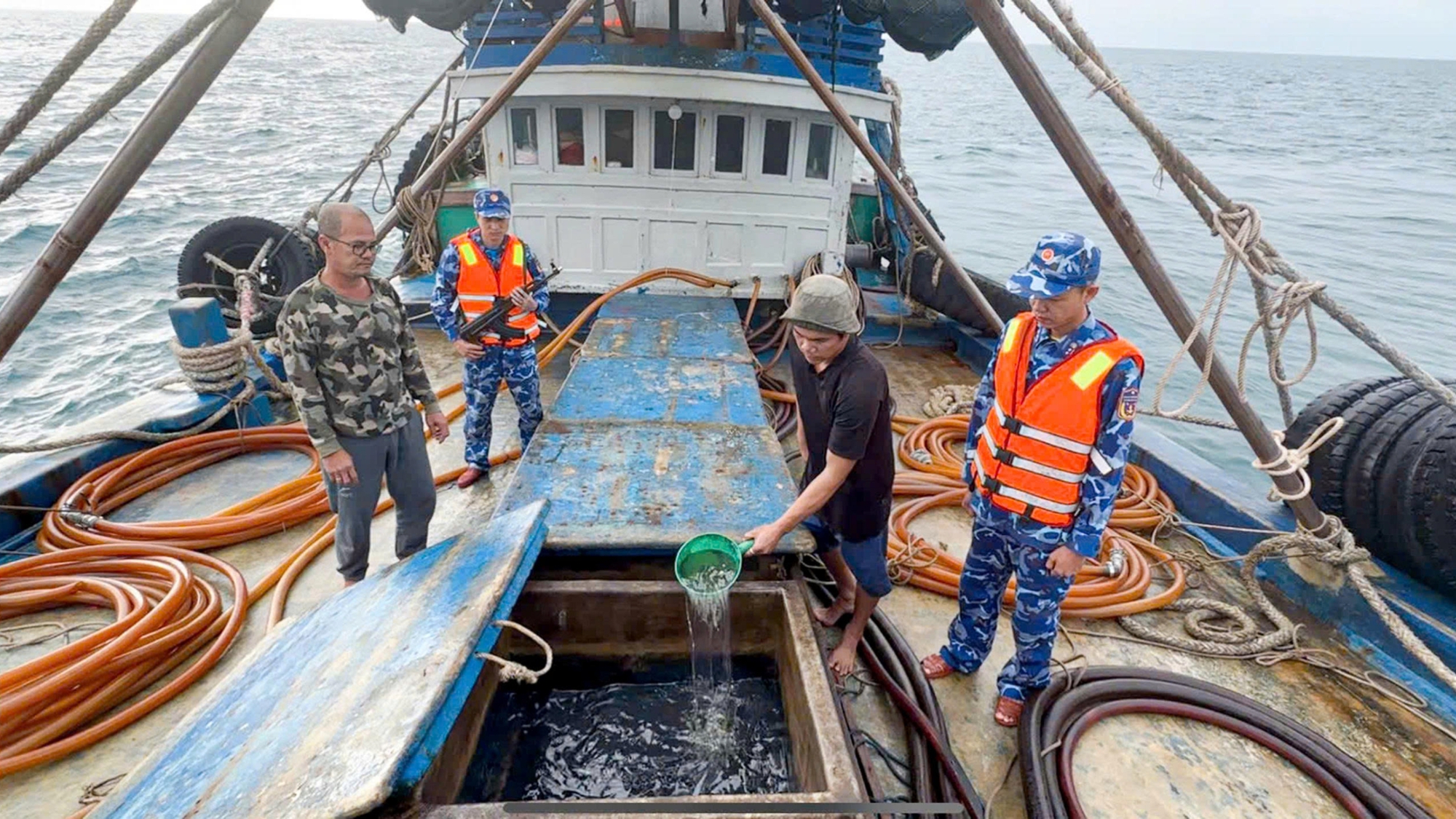 C&agrave; Mau: Bắt giữ t&agrave;u c&aacute; kh&ocirc;ng t&iacute;n hiệu VMS, vận chuyển tr&aacute;i ph&eacute;p 100.000 l&iacute;t dầu D.O- Ảnh 1.