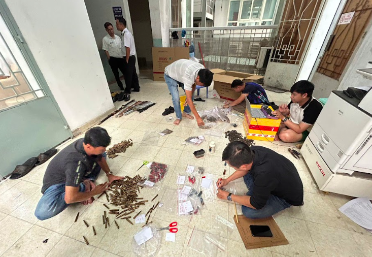 TP.HCM: Triệt ph&aacute; đường d&acirc;y mua b&aacute;n vũ kh&iacute; qu&acirc;n dụng quy m&ocirc; lớn, khởi tố 13 bị can- Ảnh 2.